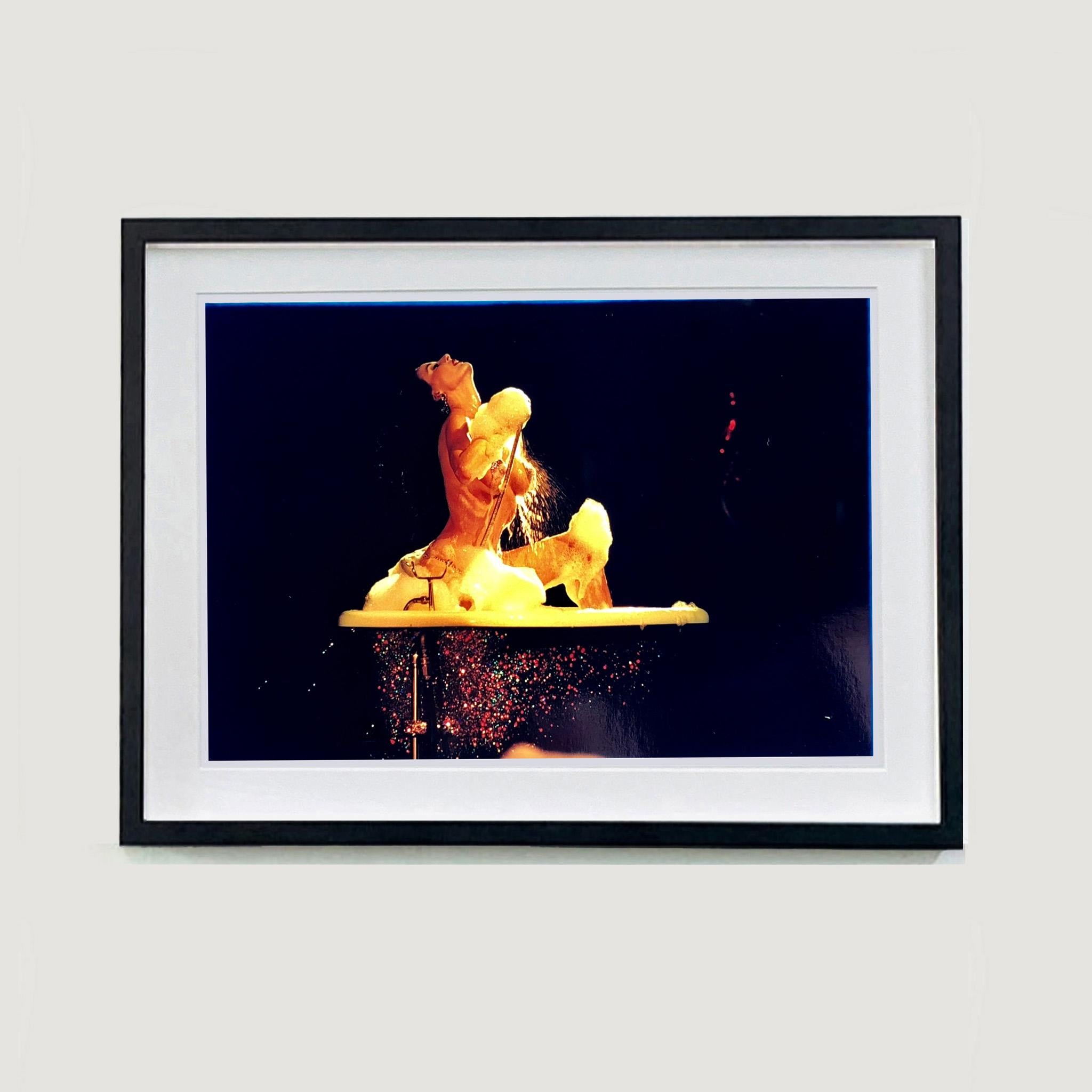 Ensemble de quatre petites photographies encadrées Burlesque en vente 5