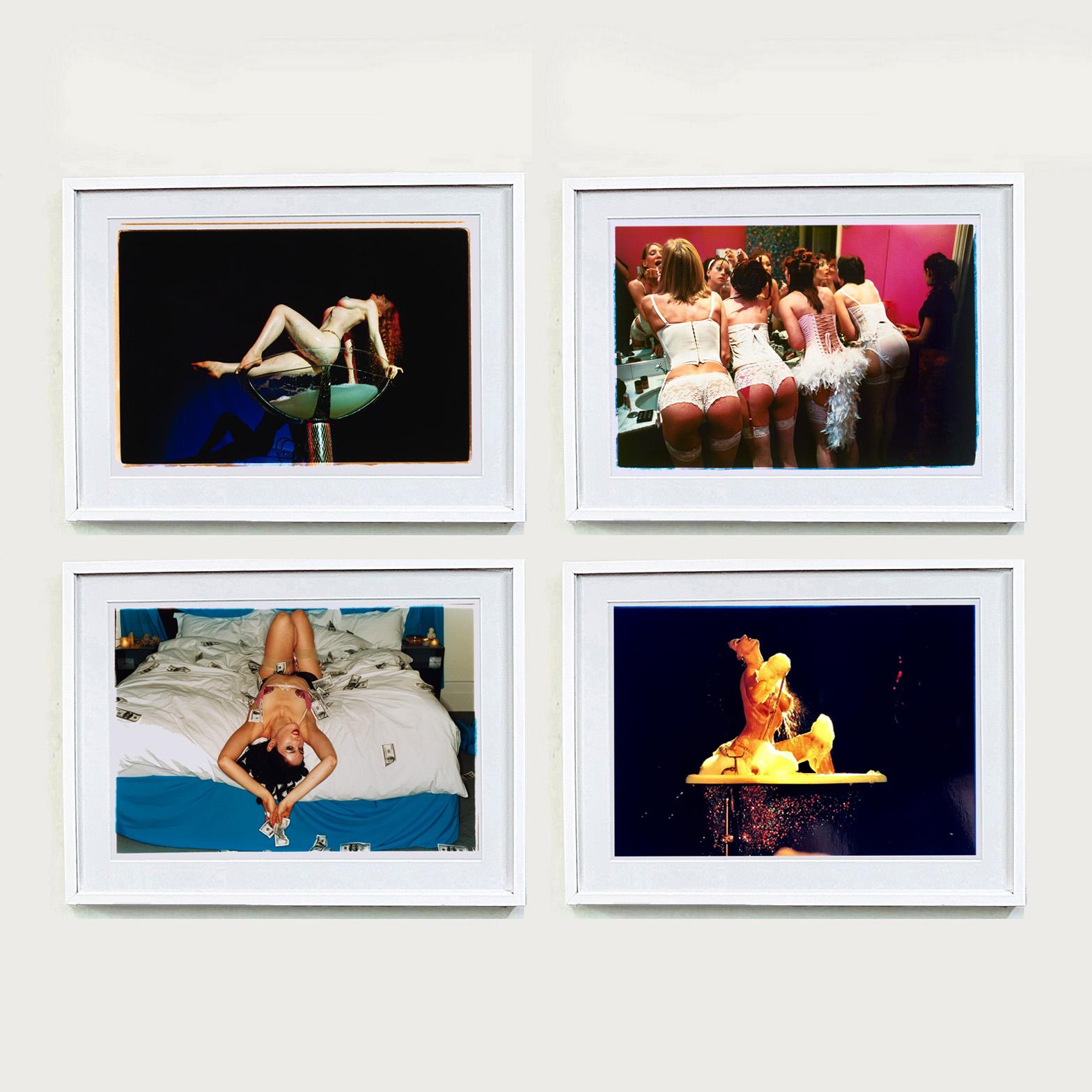 Ensemble de quatre petites photographies encadrées Burlesque en vente 6