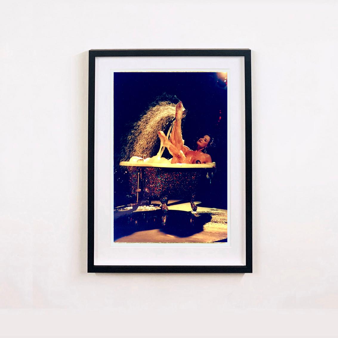 Burlesque Trio – Satz von drei gerahmten Farbporträtfotografien (Zeitgenössisch), Photograph, von Richard Heeps