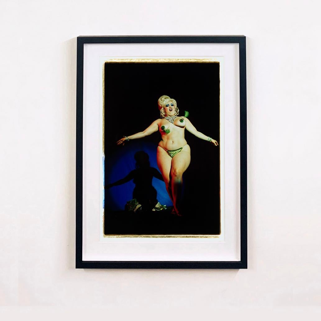 Drei gerahmte Kunstwerke aus Richard Heeps Burlesque-Serie.

Boudoir, Tease-O-Rama, Hollywood, 2003
Delilah Right Red Hand I, The Whoopee Club, London, 2004
Dirty Martini Fan Dance XXII, Tease-O-Rama, Hollywood, 2003

Richard Heeps wurde durch seine