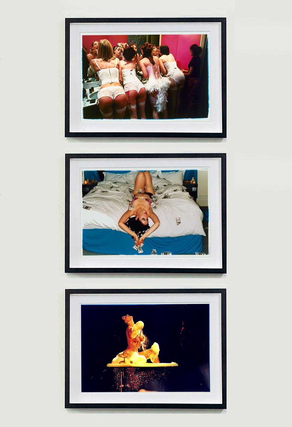 Drei gerahmte Kunstwerke aus Richard Heeps Burlesque-Serie.

Belles of Shoreditch, The Whoopee Club, London, 2003
Delilah Right Red Hand III, The Whoopee Club, London, 2003
Boudoir, Tease-O-Rama, Hollywood, 2003

Richard Heeps wurde durch seine