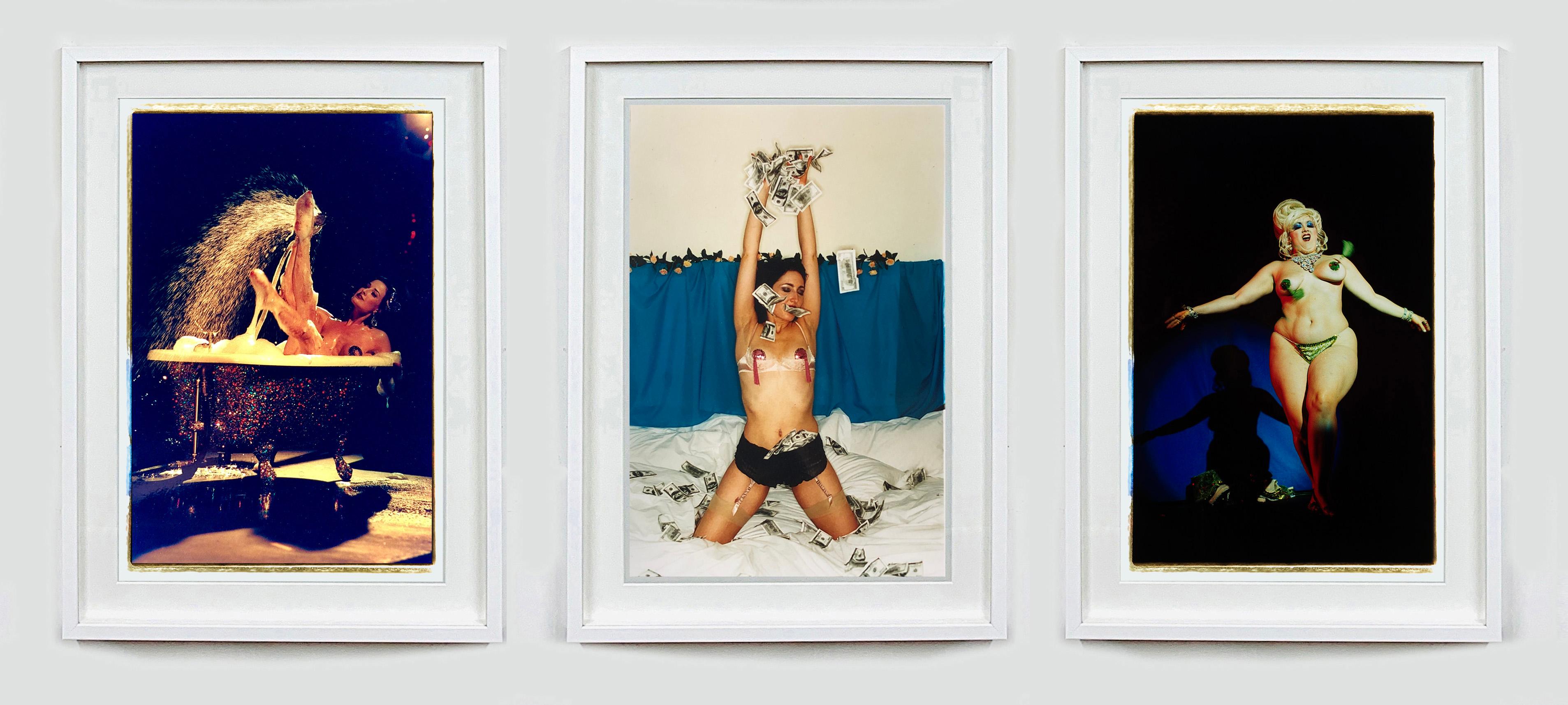 Burlesque Trio – Satz von drei gerahmten Farbporträtfotografien im Angebot 1
