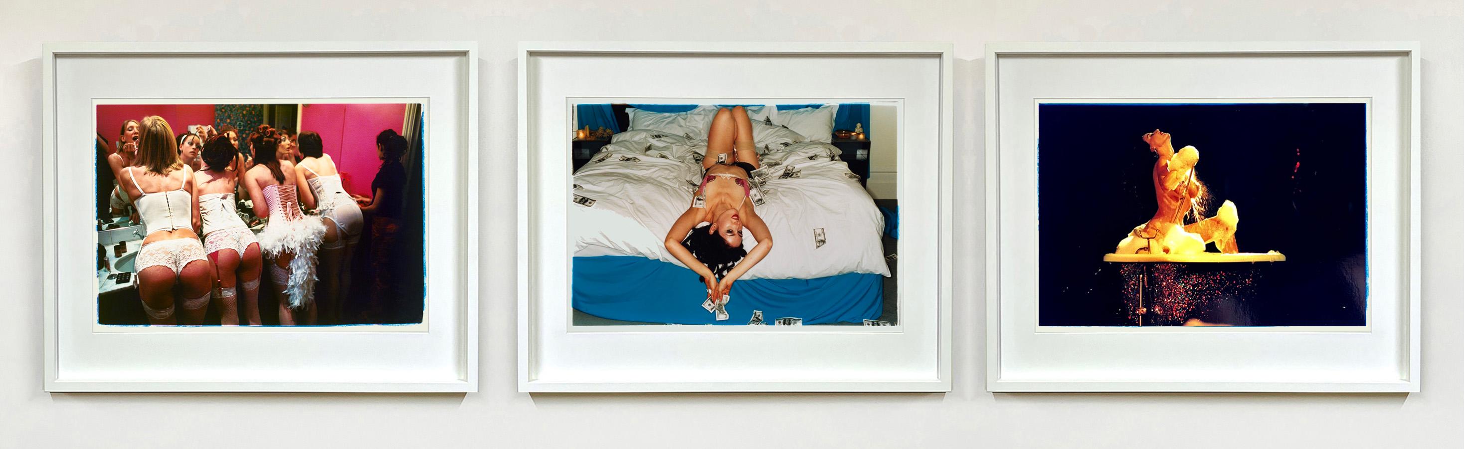 Burlesque Trio – Satz von drei gerahmten Farbporträtfotografien im Angebot 1