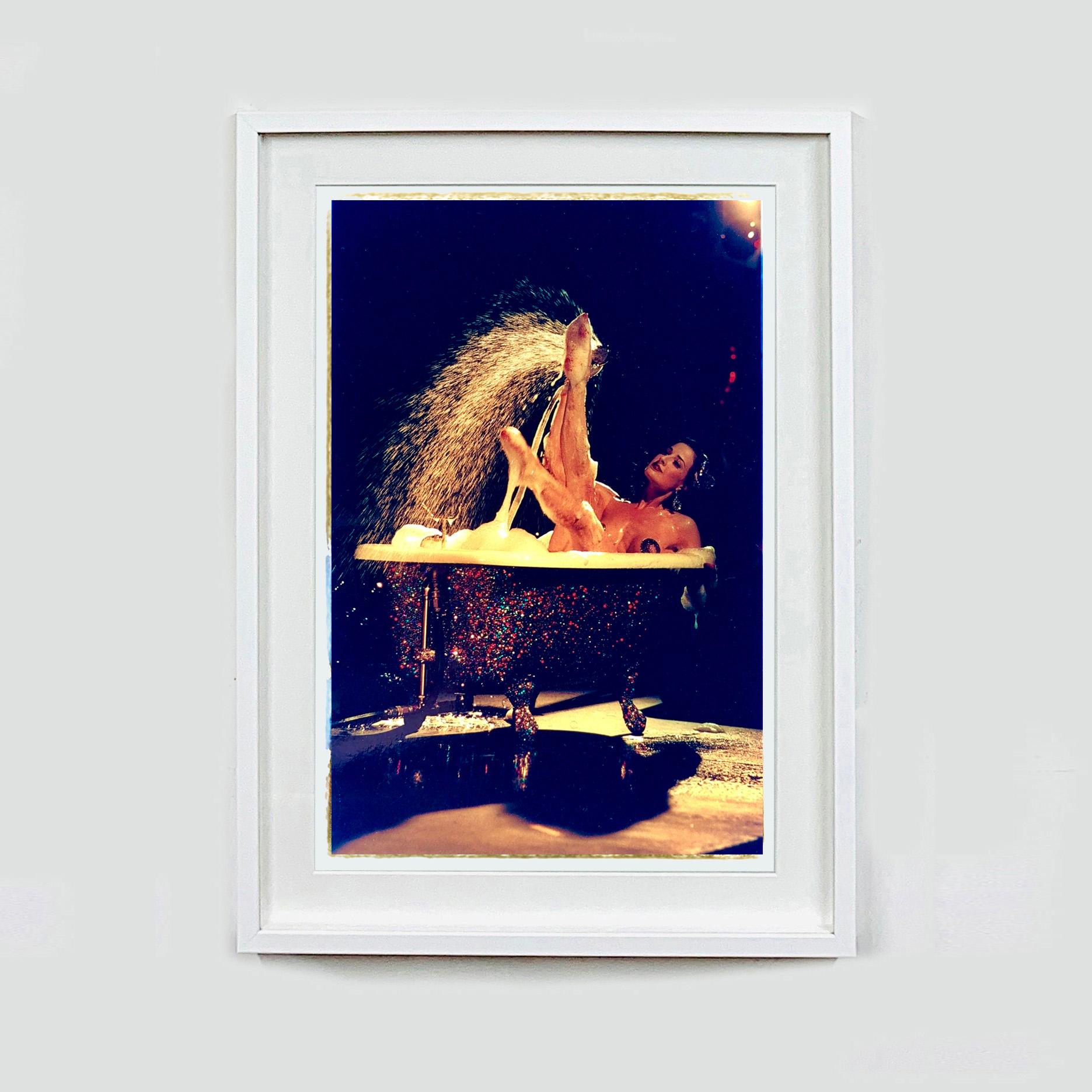 Burlesque Trio – Satz von drei gerahmten Farbporträtfotografien im Angebot 2