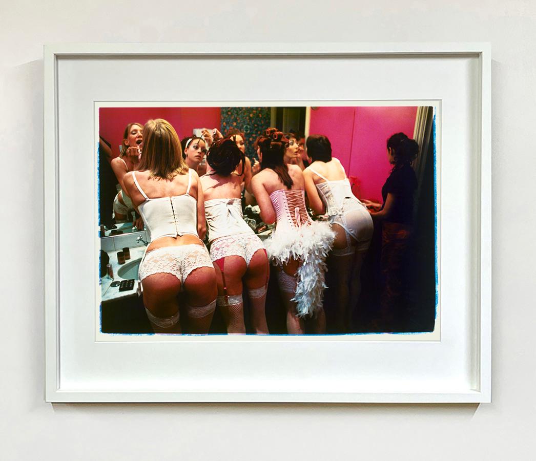 Burlesque Trio – Satz von drei gerahmten Farbporträtfotografien im Angebot 2