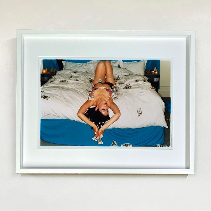 Burlesque Trio – Satz von drei gerahmten Farbporträtfotografien im Angebot 3