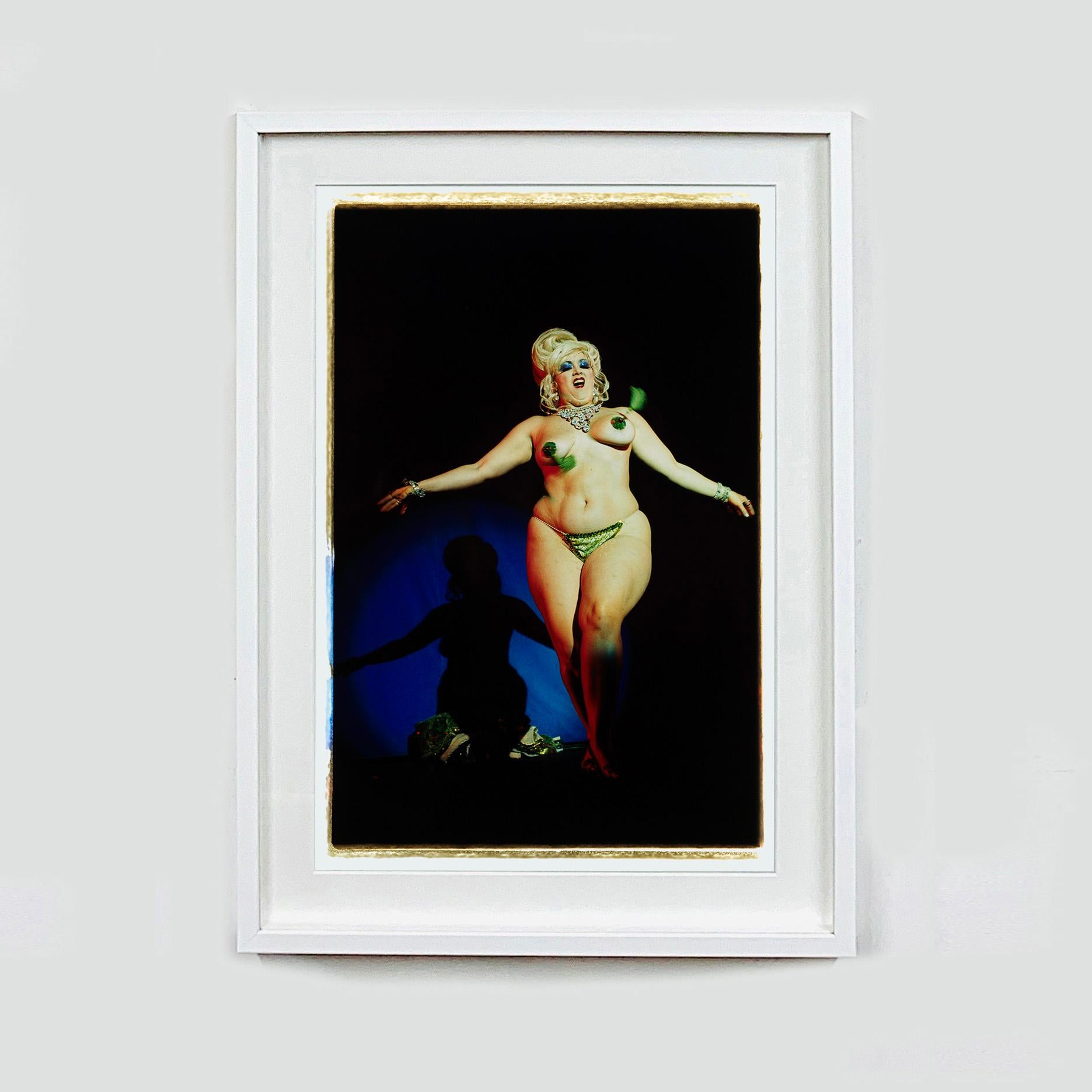 Burlesque Trio – Satz von drei gerahmten Farbporträtfotografien im Angebot 4