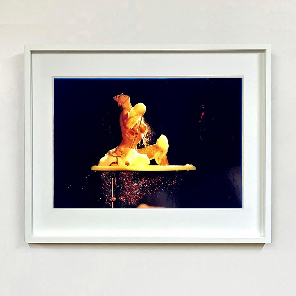 Burlesque Trio – Satz von drei gerahmten Farbporträtfotografien im Angebot 4