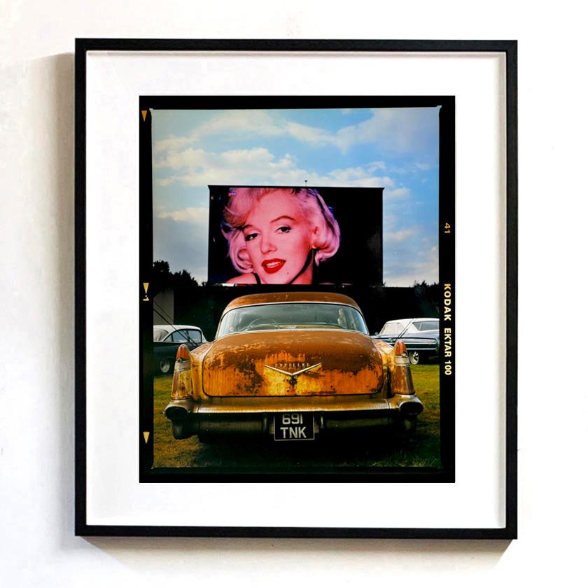 Cadillac at the Drive-In, Goodwood – Vintage Lifestyle-Farbfotografie im Vintage-Stil – Photograph von Richard Heeps