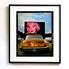 Cadillac en el autocine, Goodwood - Fotografía en color de estilo de vida vintage