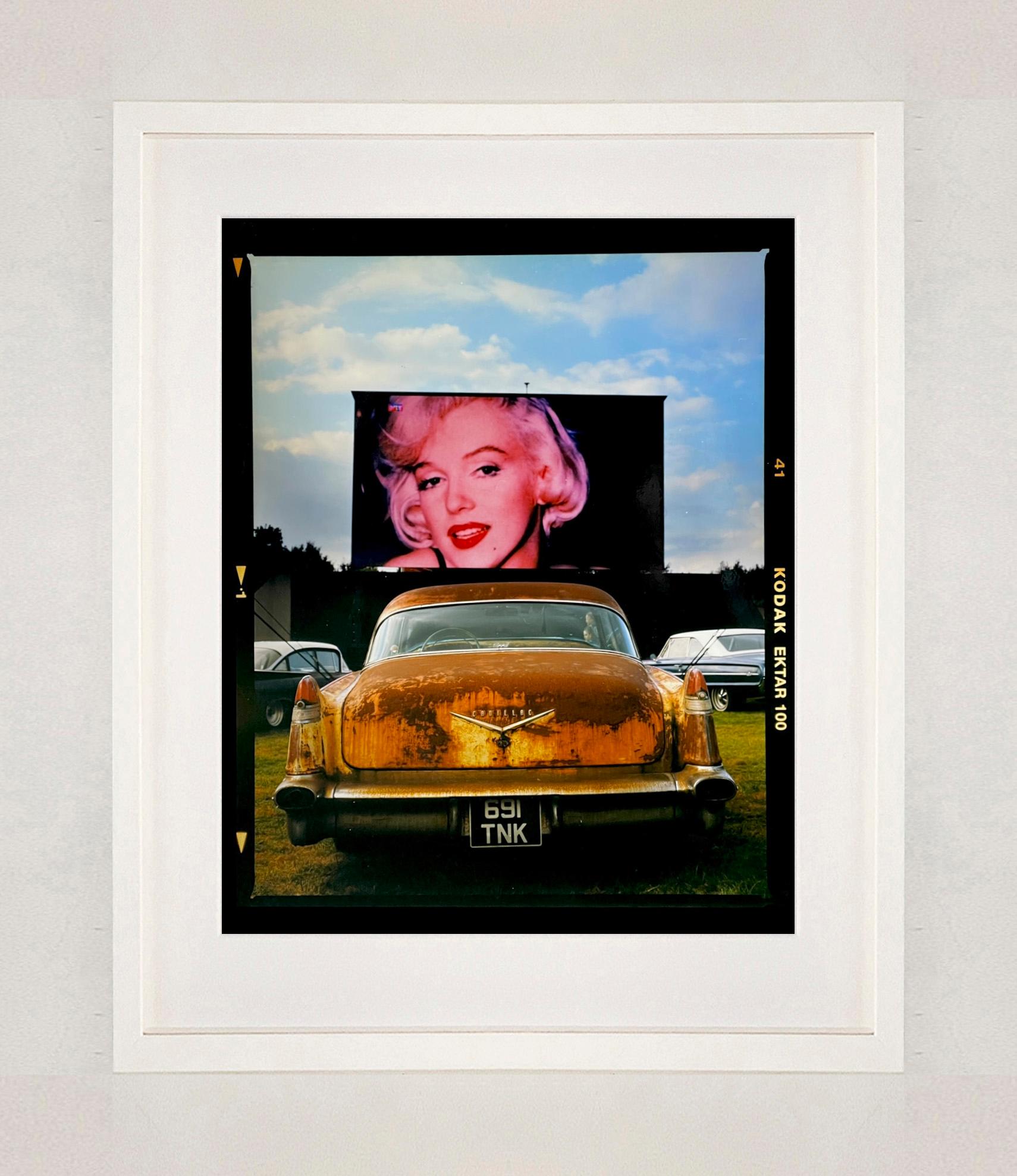 Cadillac at the Drive-In, Goodwood – Vintage-Lifestyle-Farbfotografie (Pop-Art), Photograph, von Richard Heeps