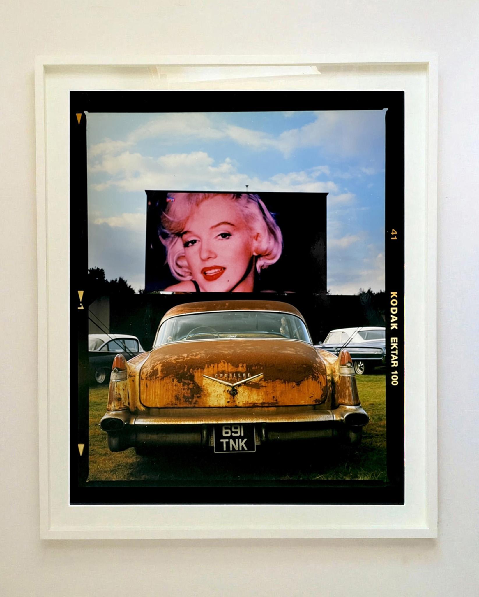 Cadillac en el autocine, Goodwood - Fotografía en color de estilo de vida vintage - Photograph Arte pop de Richard Heeps