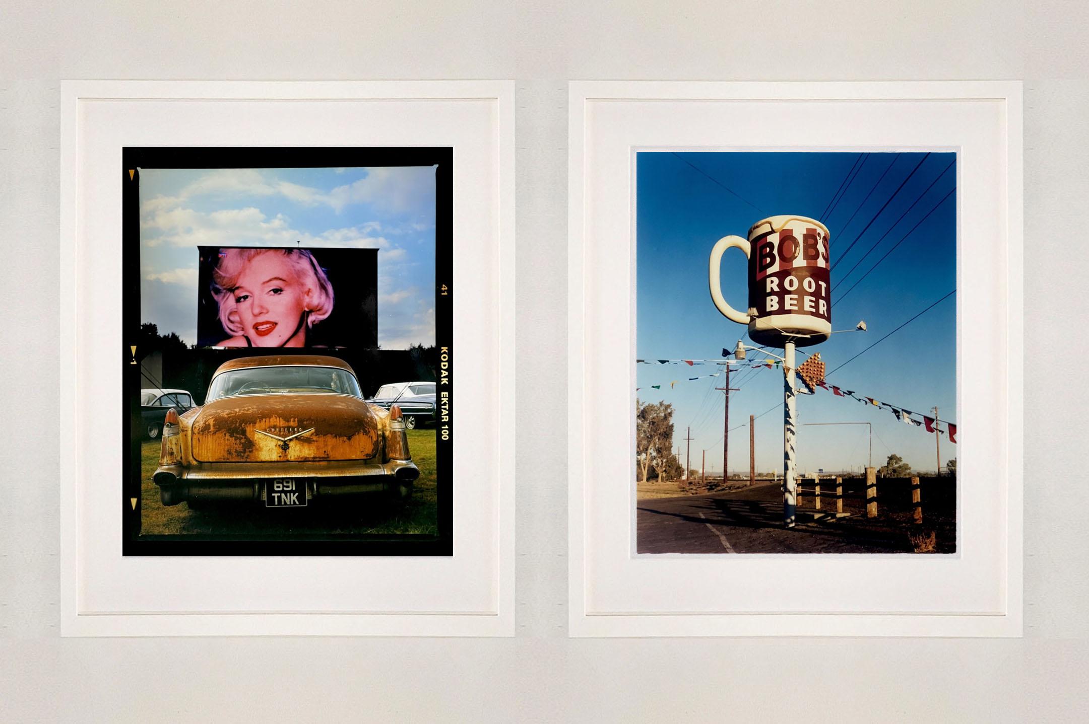 Cadillac at the Drive-In, Goodwood – Vintage-Lifestyle-Farbfotografie (Schwarz), Still-Life Photograph, von Richard Heeps