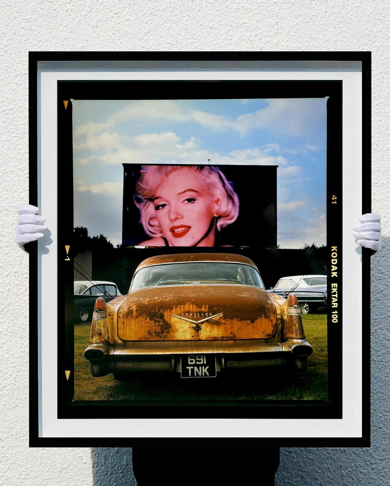 Cadillac at the Drive-In, Goodwood – Vintage-Lifestyle-Farbfotografie (Schwarz), Color Photograph, von Richard Heeps