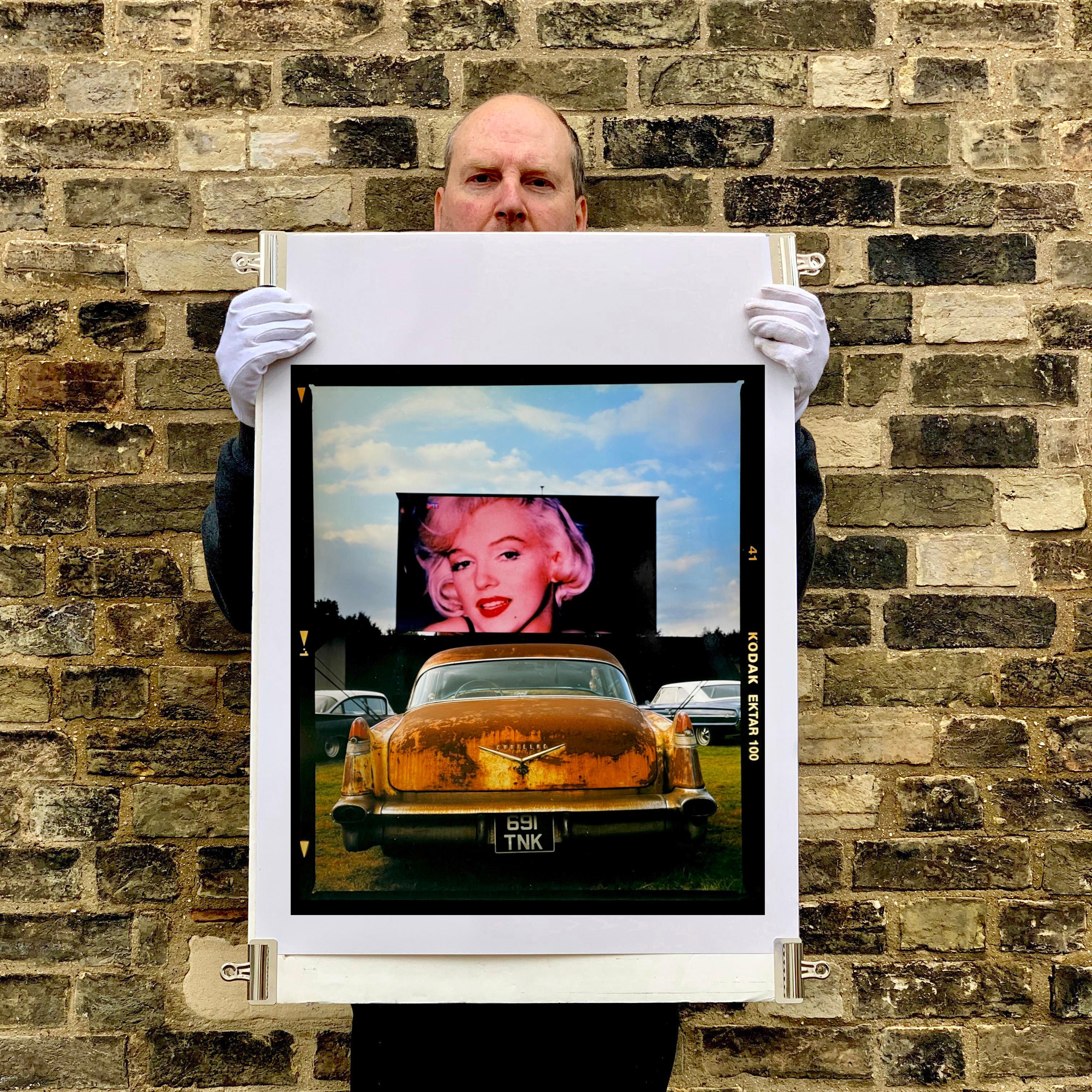 Von Vintage Americana inspiriertes Drive-In-Kino vom glamourösen Goodwood Revival, mit einem klassischen Cadillac und Marilyn Monroe auf der großen Leinwand. Richard wurde im Alter von zwölf Jahren durch den Film Grease unglaublich inspiriert und