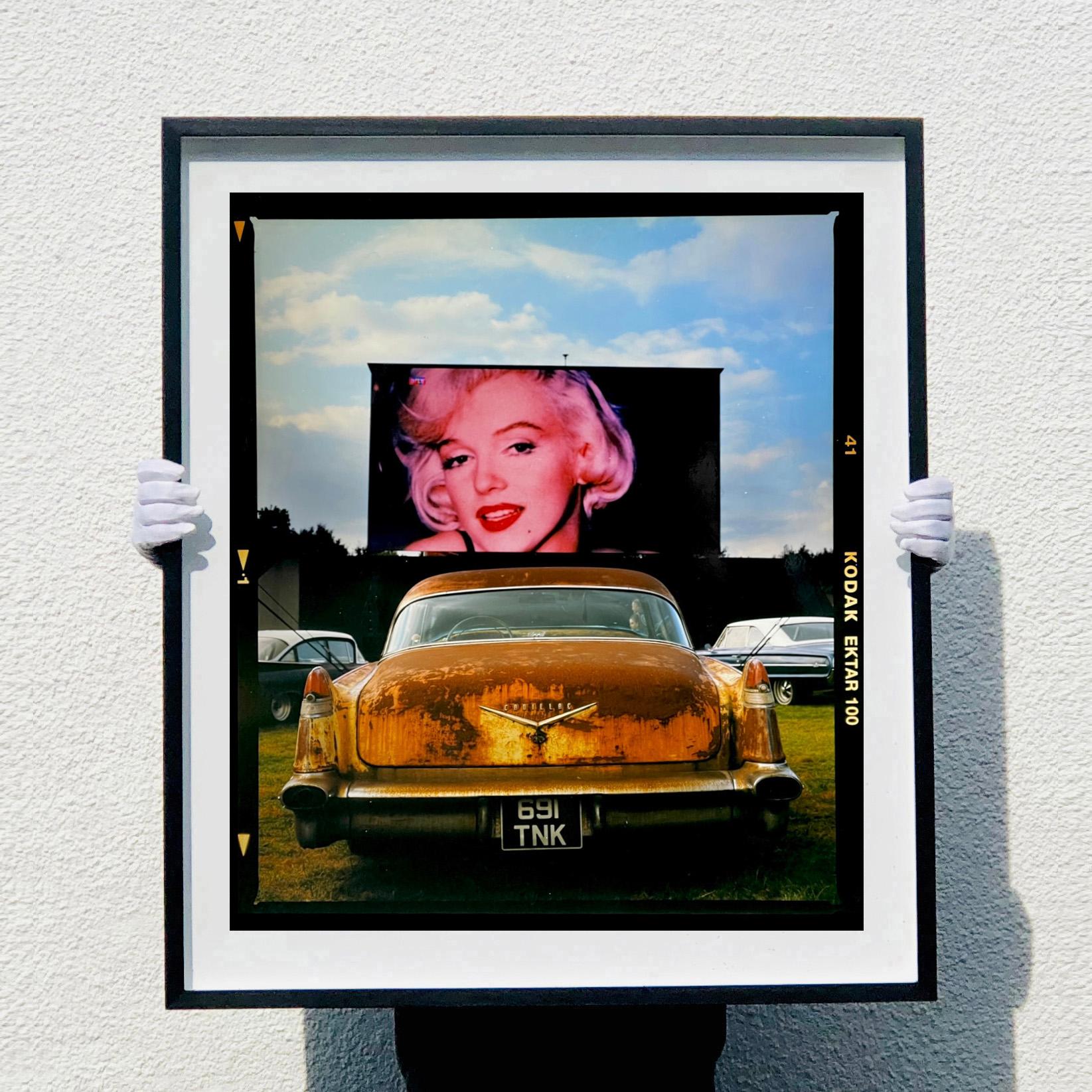Cadillac at the Drive-In, Goodwood – Vintage Lifestyle-Farbfotografie im Vintage-Stil im Angebot 1