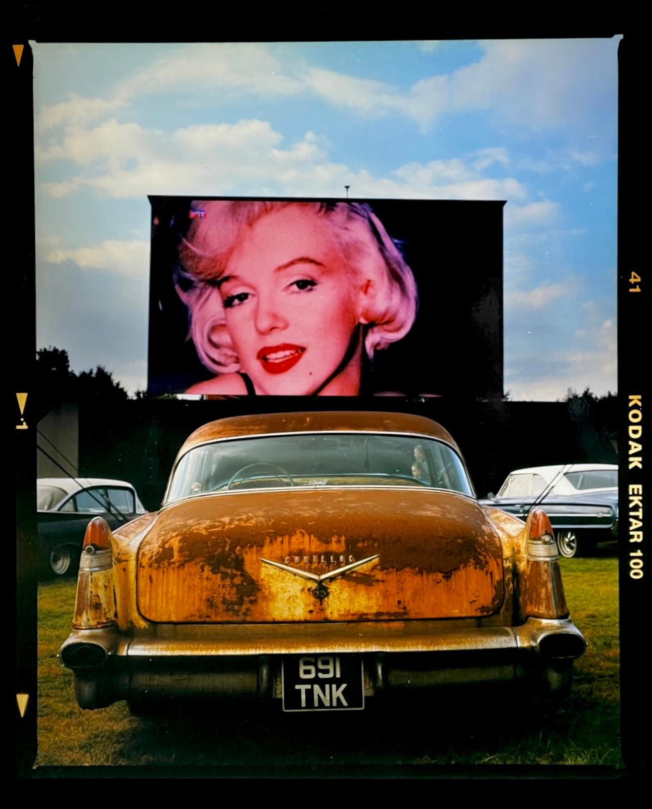 Richard Heeps Still-Life Photograph – Cadillac at the Drive-In, Goodwood – Vintage-Lifestyle-Farbfotografie