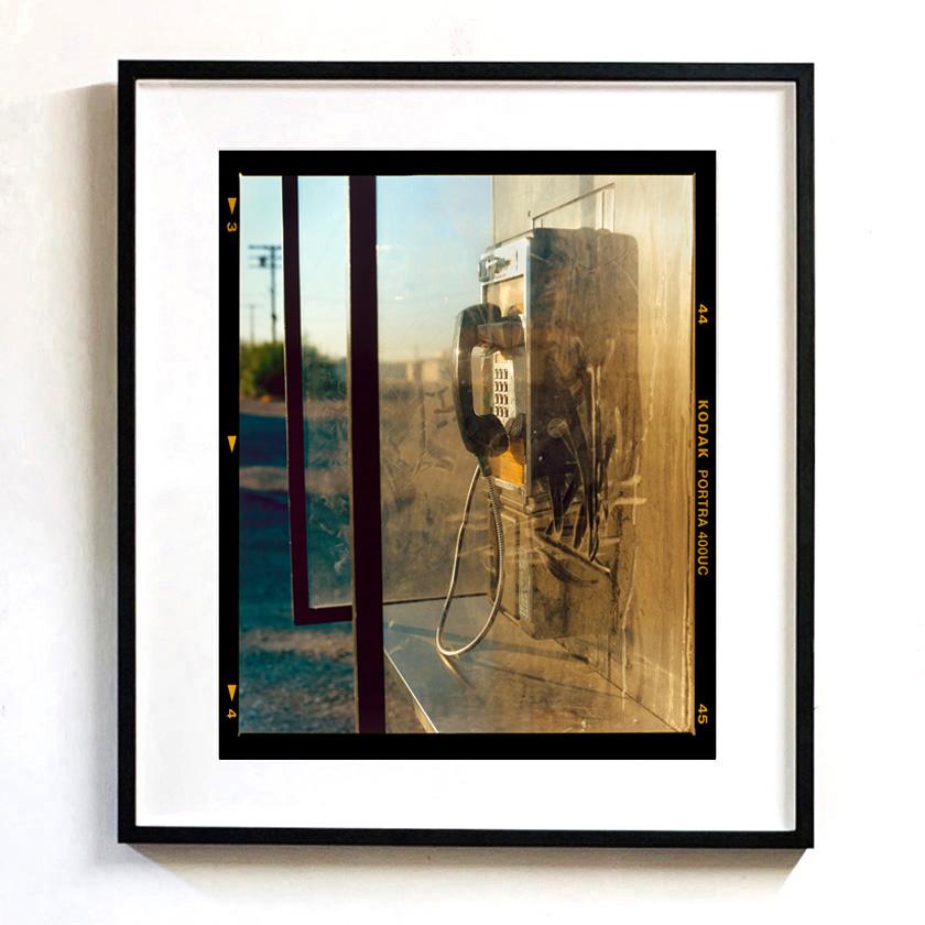 Call Box, Salton Sea, Kalifornien Kodak Film-Rabatt - Road Trip Farbfotografie – Print von Richard Heeps