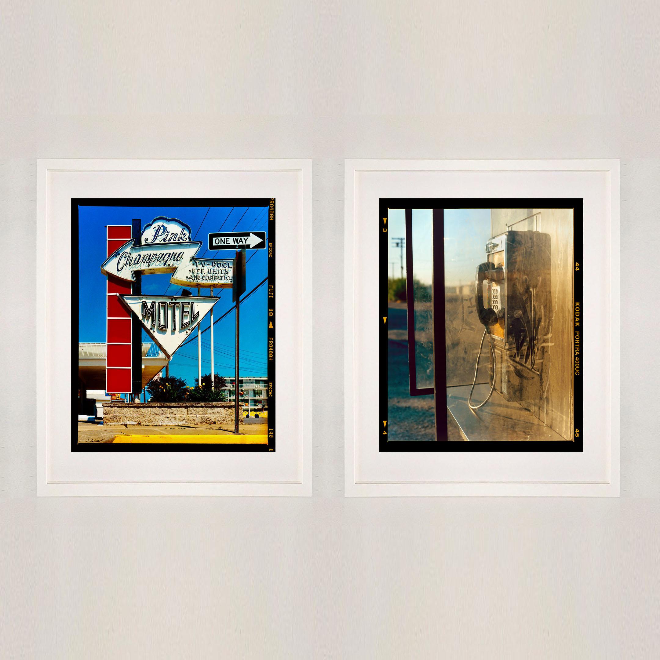 Call Box, Salton Sea, Kalifornien Kodak Film-Rabatt - Road Trip Farbfotografie (Schwarz), Print, von Richard Heeps