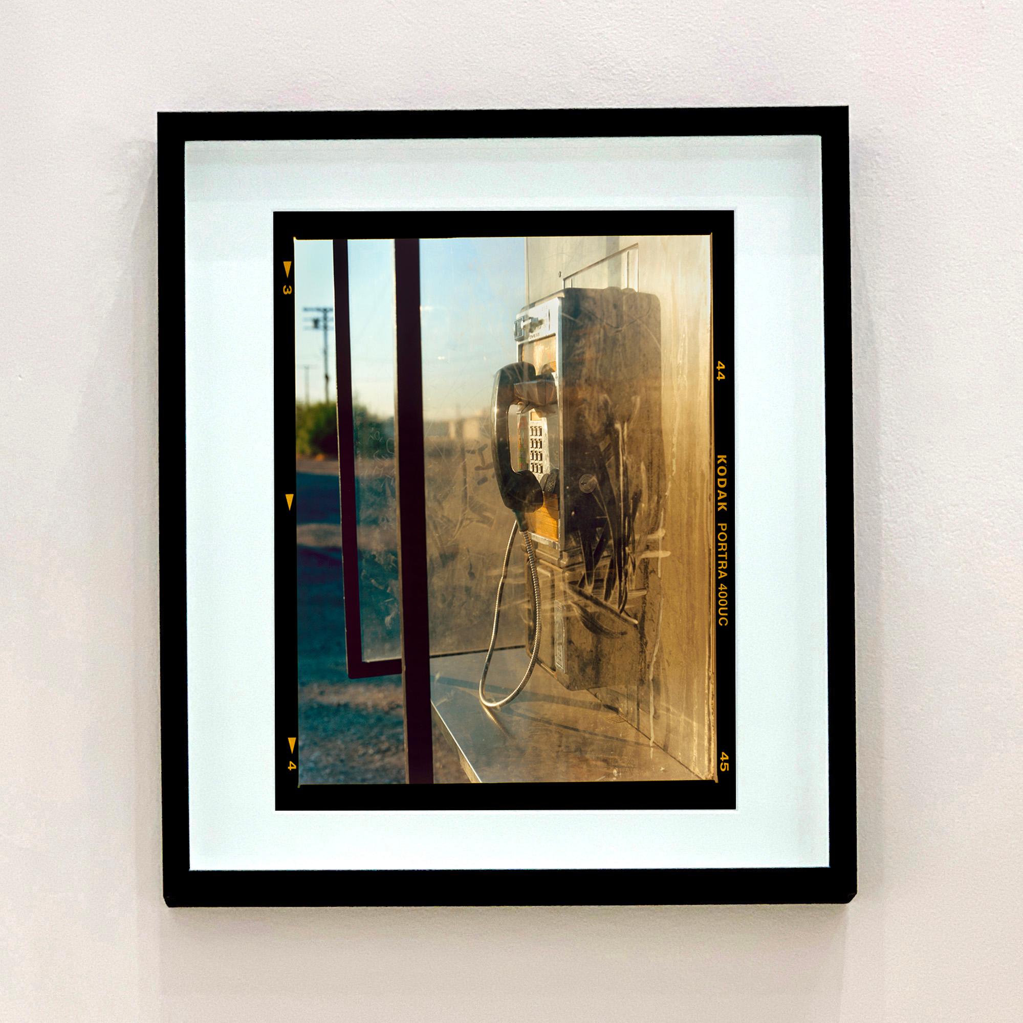 Call Box, Salton Sea Rimborso pellicole Kodak - Viaggio in macchina a colori - Print di Richard Heeps