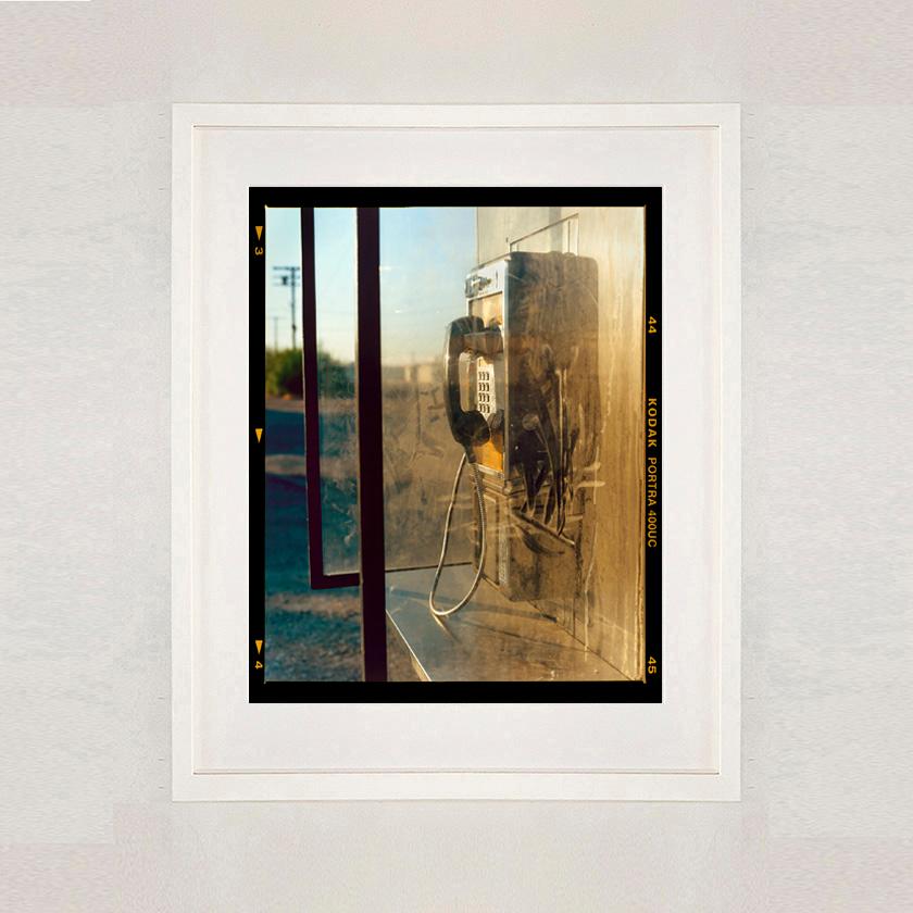 Call Box, Salton Sea Rimborso pellicole Kodak - Viaggio in macchina a colori - Print Contemporaneo di Richard Heeps