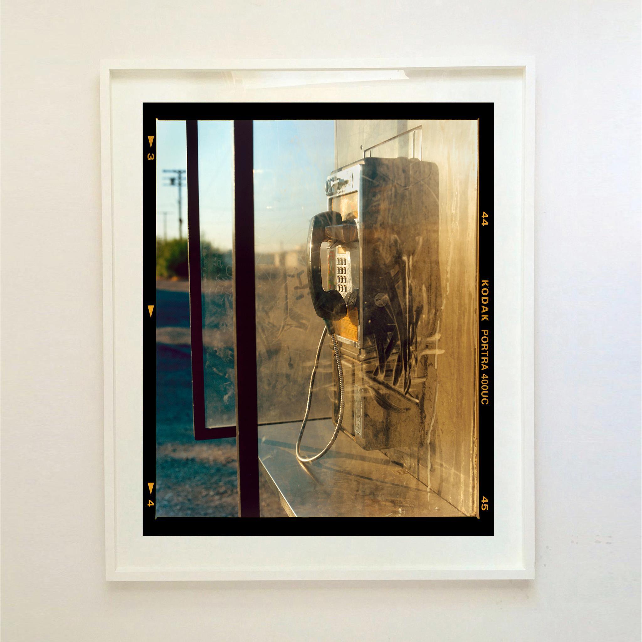 Call Box, Salton Sea Rimborso pellicole Kodak - Viaggio in macchina a colori - Photograph Contemporaneo di Richard Heeps