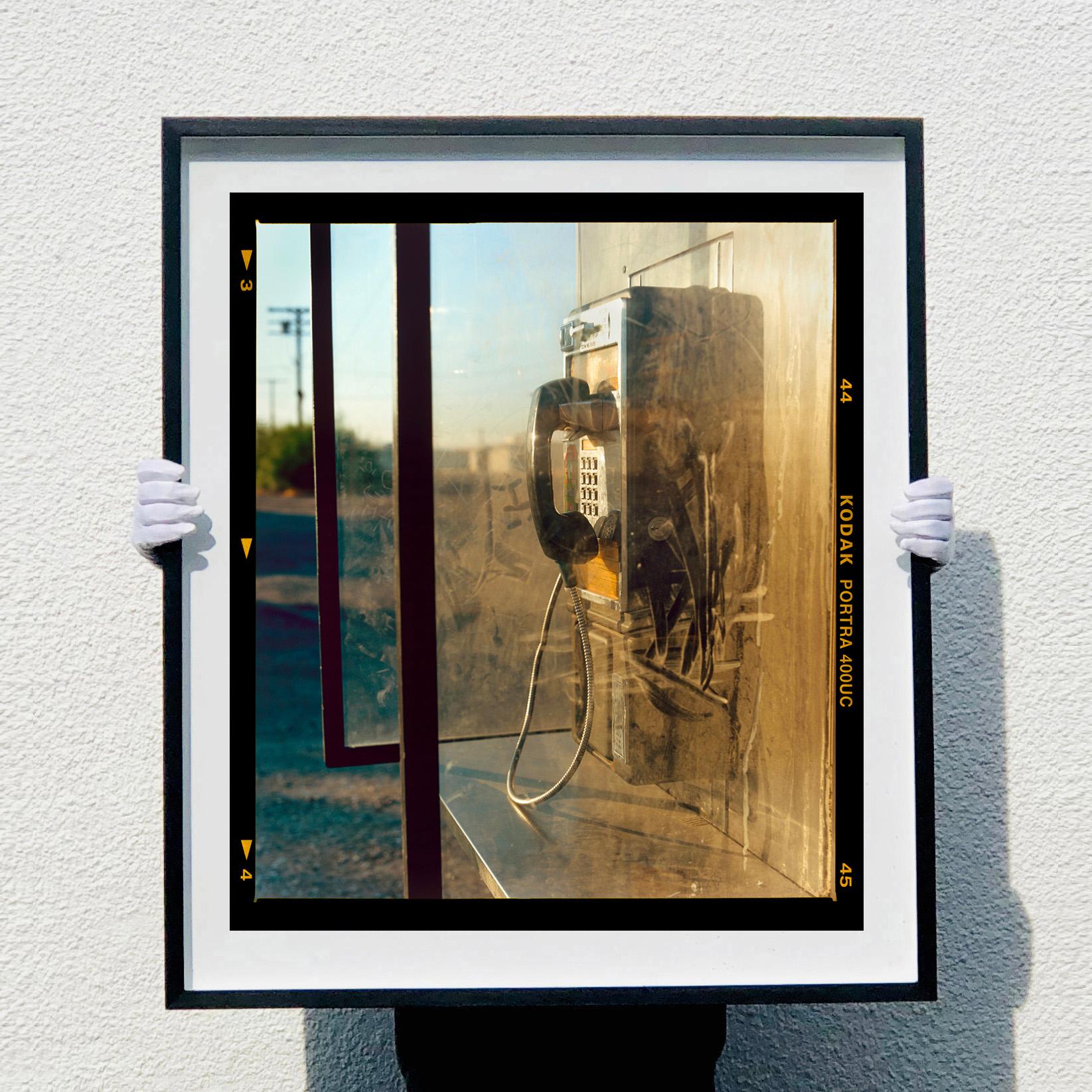 'Call Booth', fotografia della serie Salton Sea di Richard Heeps.
Questo film in stile neo-noir mostra la classica cabina telefonica americana a bordo strada, qualcosa che oggi guardiamo in modo molto diverso perché ce n'è sempre meno bisogno. Come