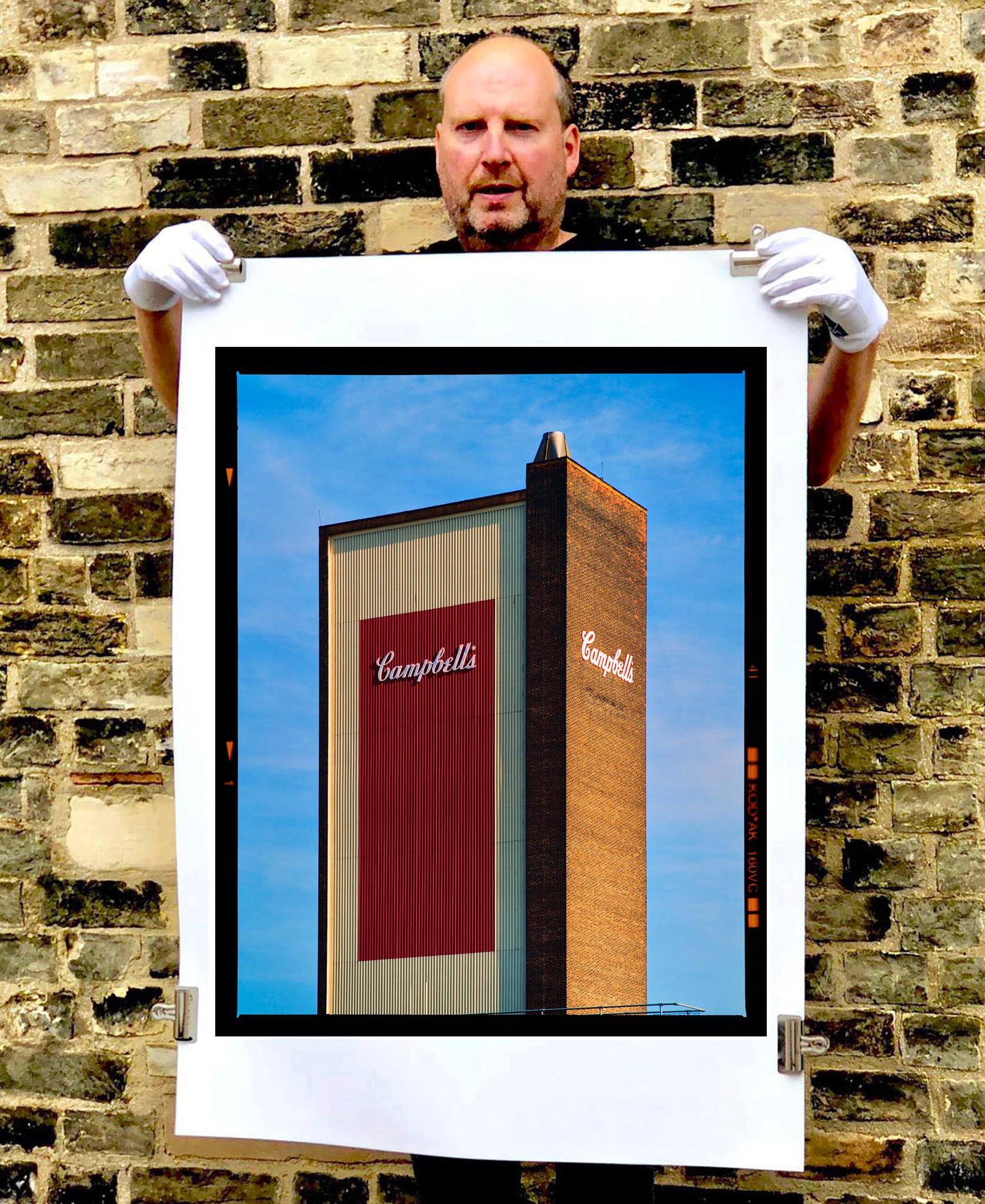 Campbell's, Kings Lynn - Fotografía de Arquitectura Británica - Print de Richard Heeps