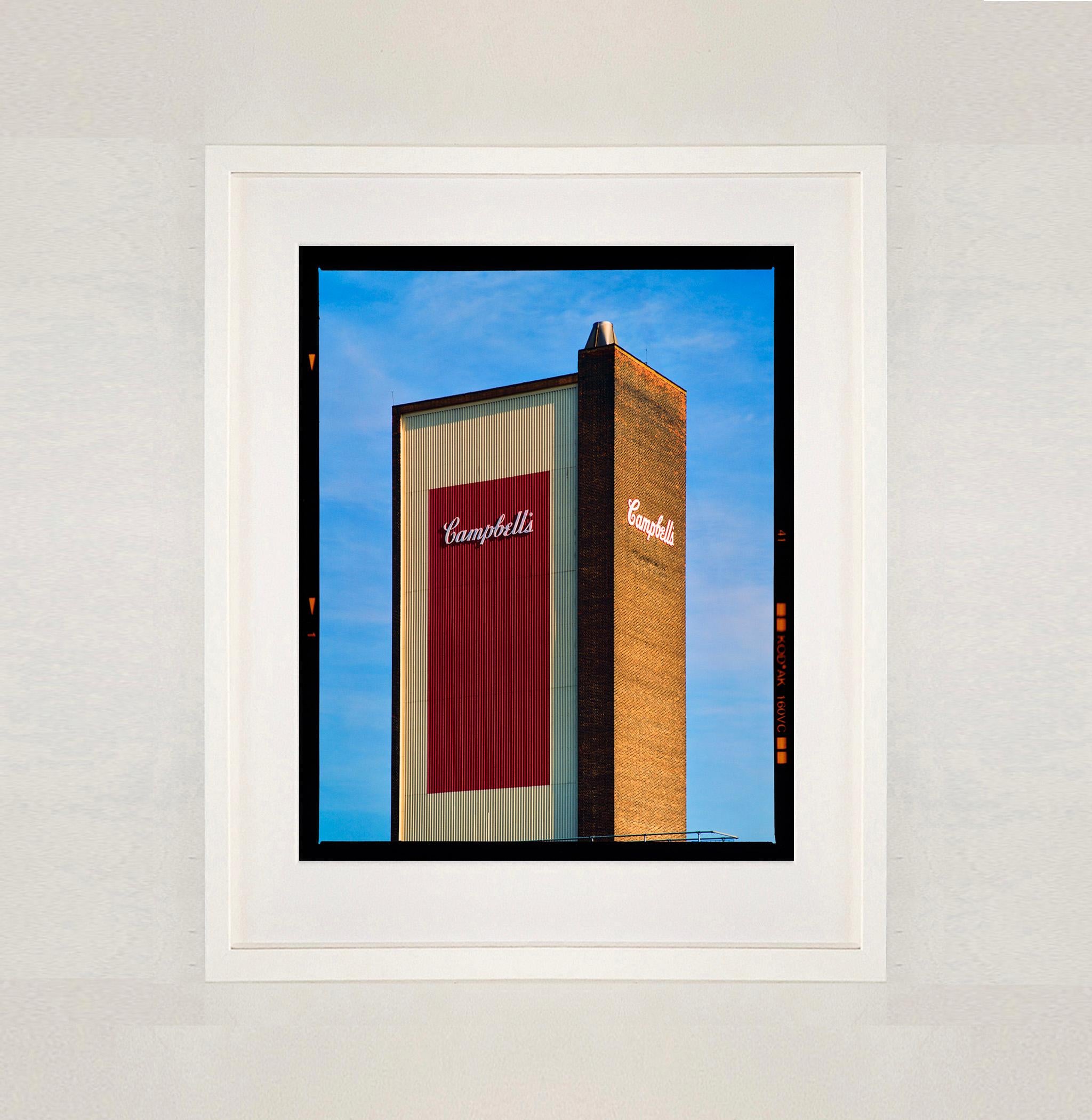 Campbell's, Kings Lynn - Fotografía de Arquitectura Británica - Landscape Photograph Púrpura de Richard Heeps