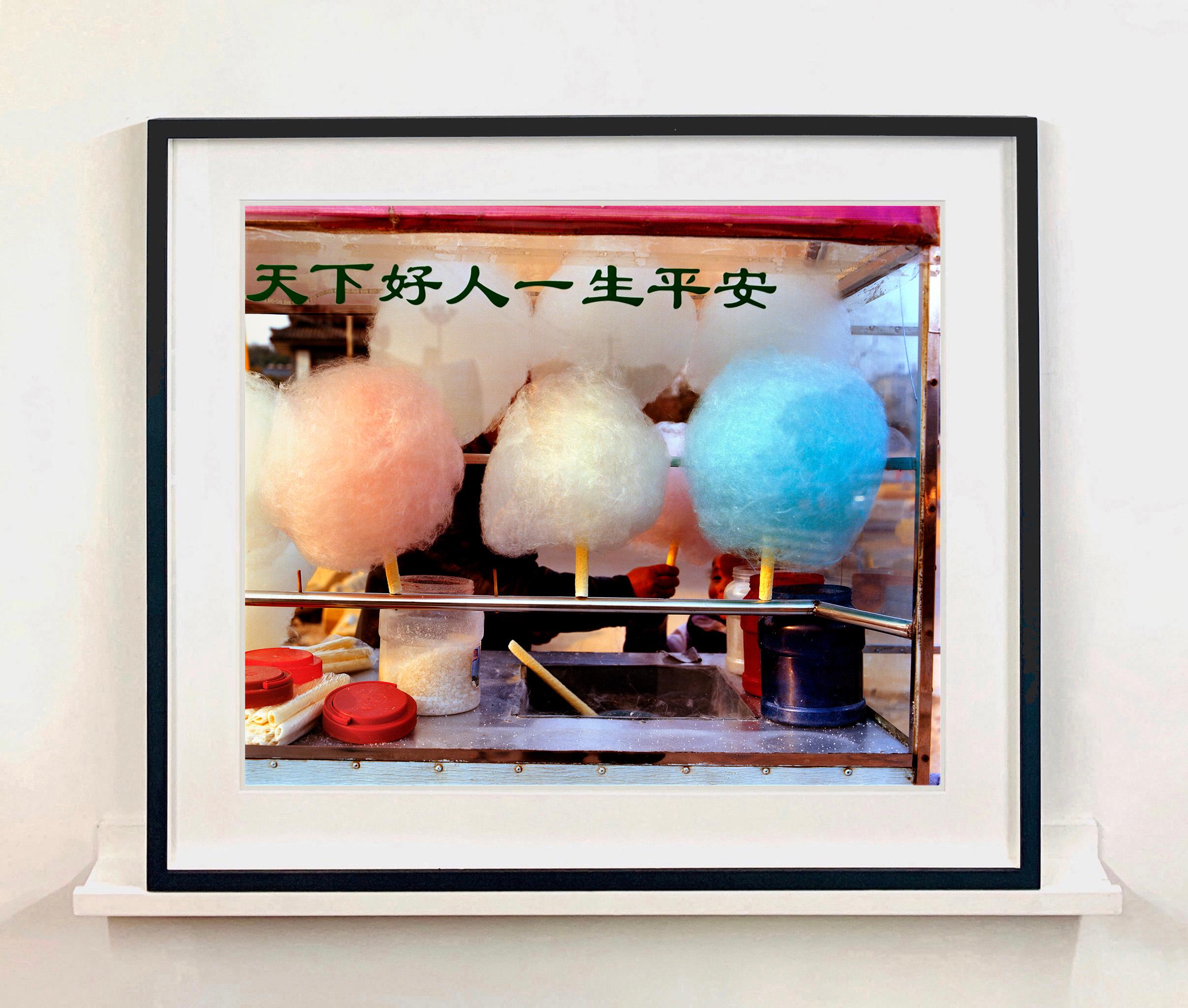 Candy Flosss, Xuzhou, Jiangsu - Photographie de rue chinoise couleur - Marron Figurative Photograph par Richard Heeps