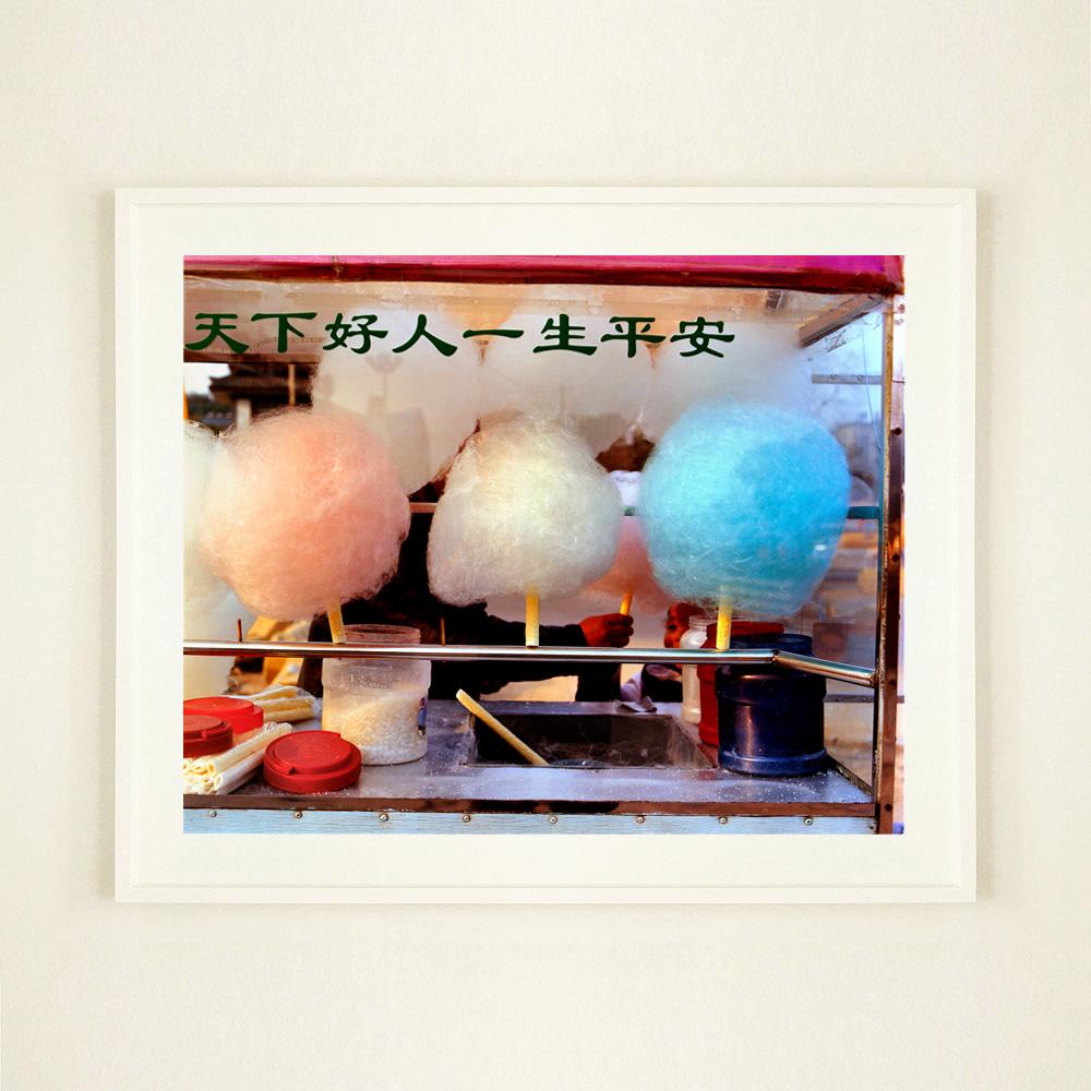 Candy Floss a été prise par Richard Heeps lors d'un voyage en Chine. Le vendeur de nourriture de rue avec des touches de couleur et les couches de détails vous attirent. L'écriture chinoise ne dit pas 