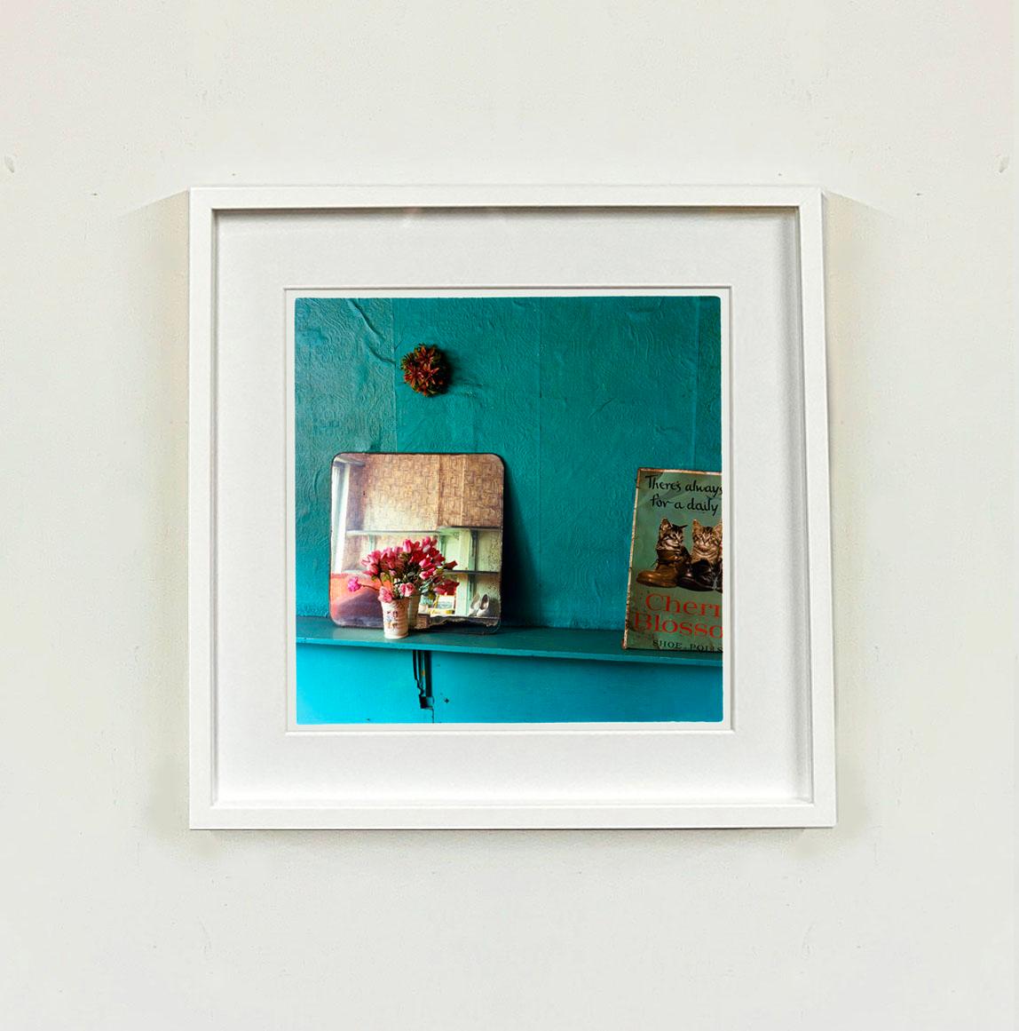 Cats, Salford - Britische Vintage-Innenraum-Farbfotografie – Photograph von Richard Heeps