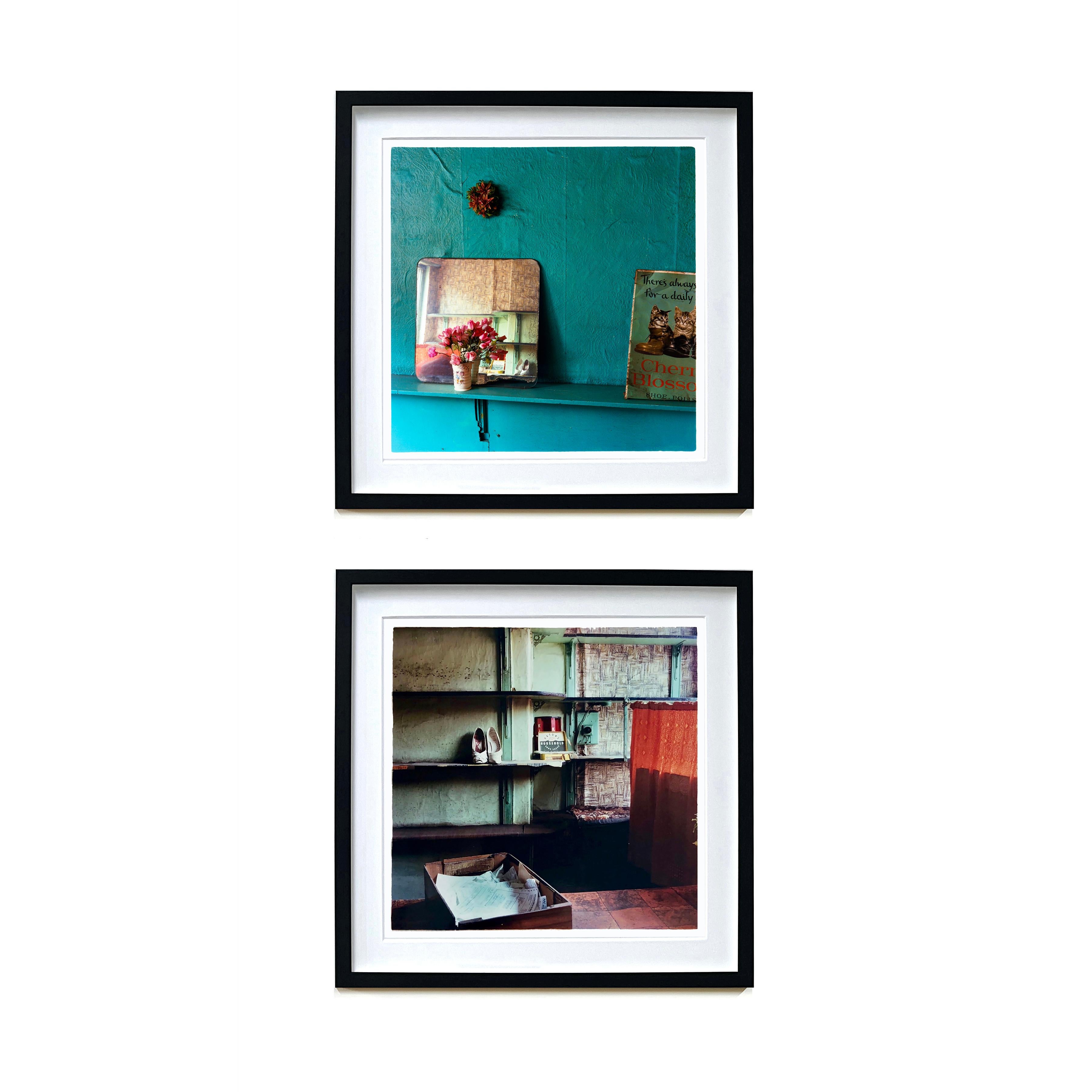 Cats, Salford - Britische Vintage-Innenraum-Farbfotografie (Blau), Color Photograph, von Richard Heeps