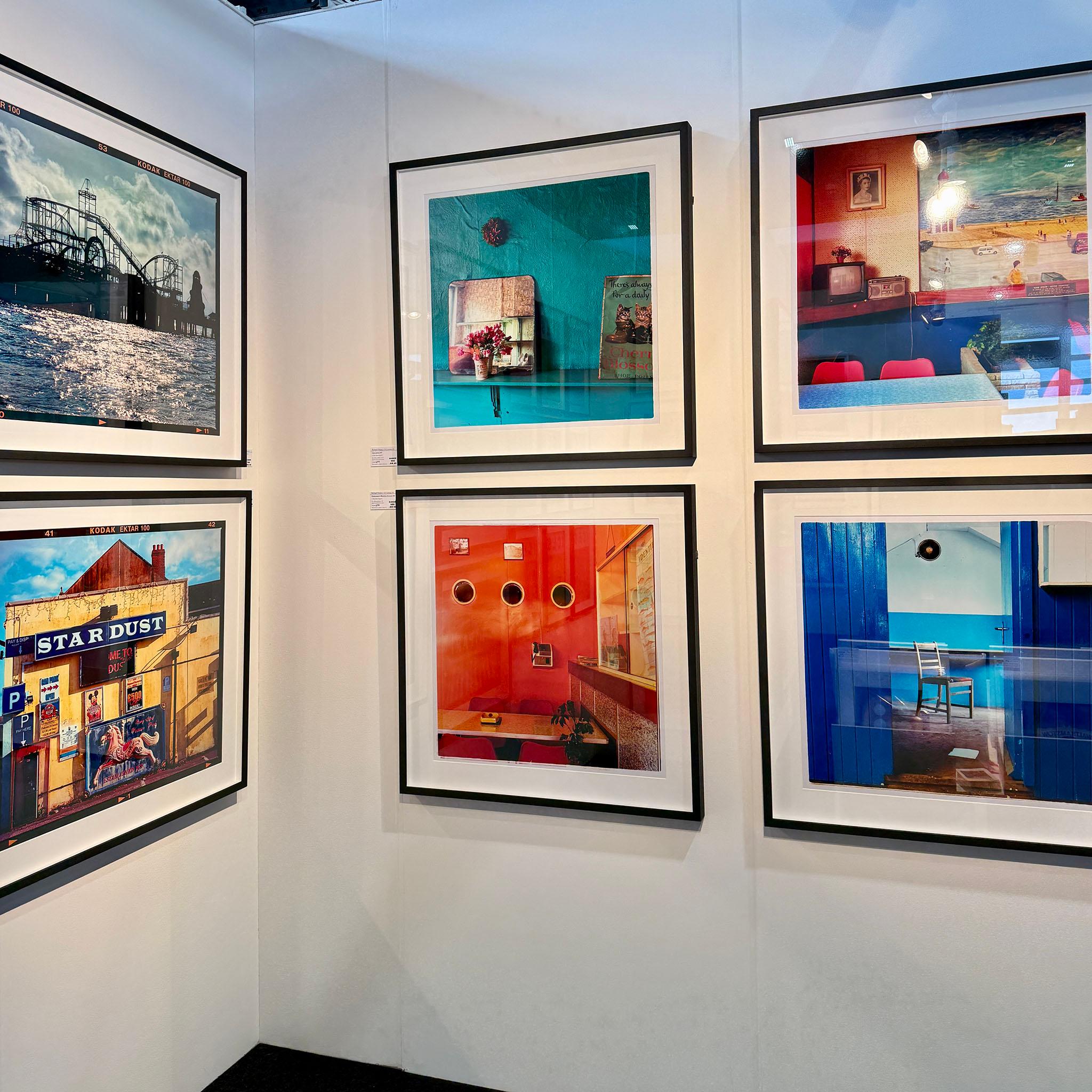 Cats, britische Vintage-Innenraumfotografie aus Richard Heeps' Serie Ordinary Places.

Ordinary Places (Gewöhnliche Orte) war Richards erste Farbkollektion, die er zwischen 1986 und 1991 aufnahm und die mit einer Ausstellung in der Photographer's