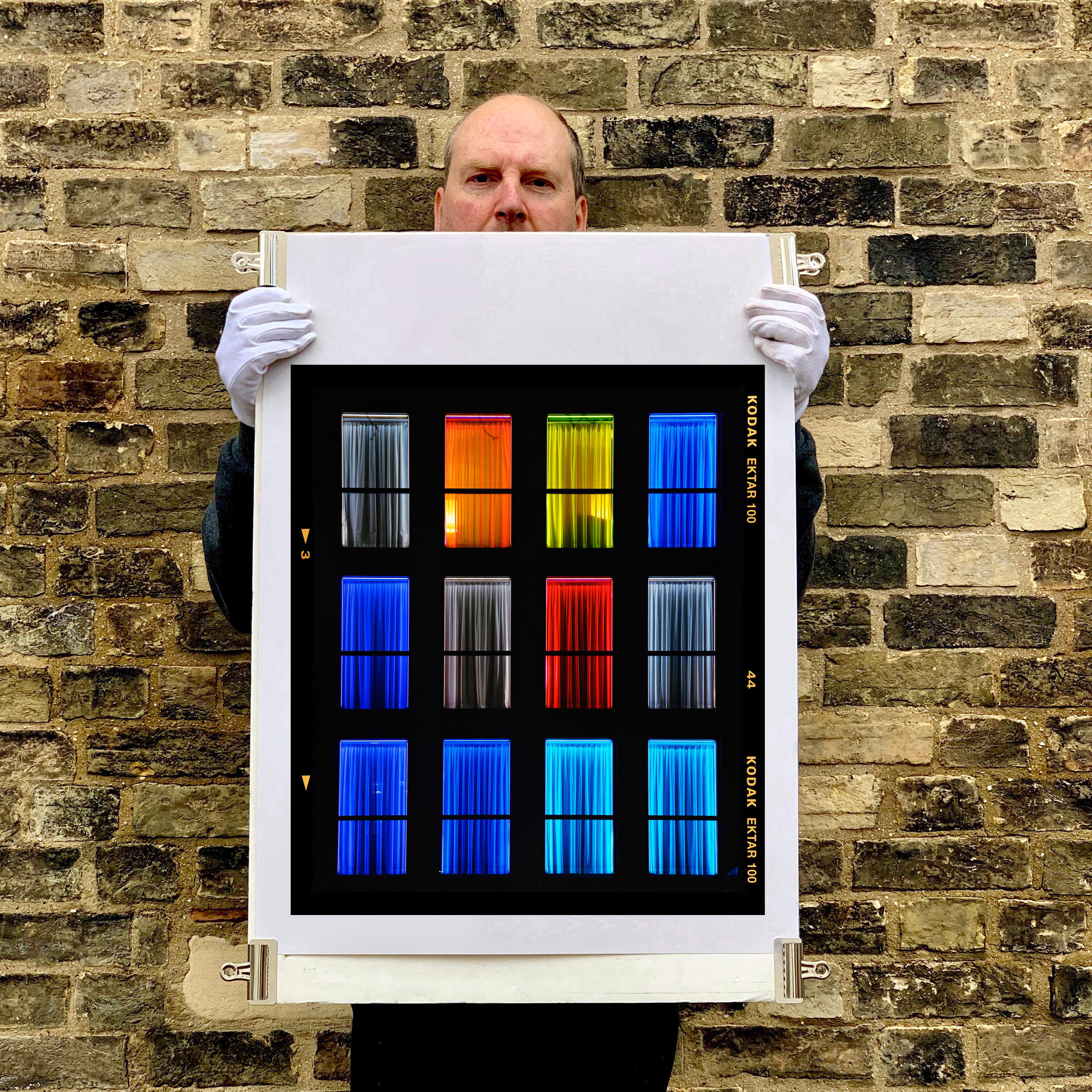 Centric (Neg 3), Milan - Architecture du design italien Photographie multicolore - Noir Color Photograph par Richard Heeps