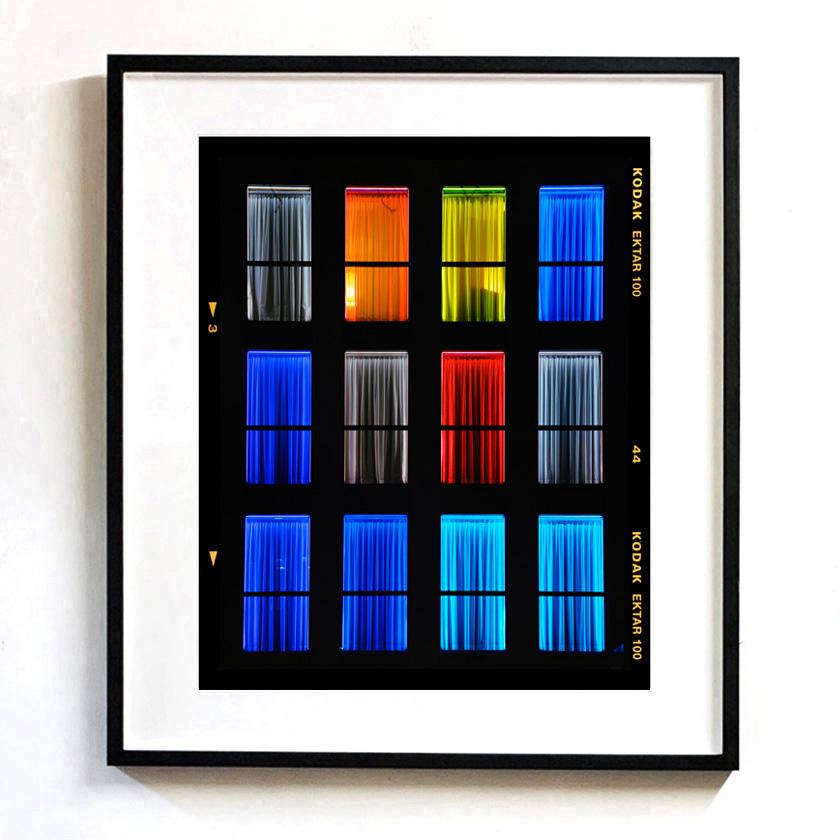 Centric, photographie de rue d'architecture italienne tirée de la série de Richard Heeps, A Short History of Milan. La composition ressemble à une mosaïque architecturale moderne, fusionnant le minimalisme avec un spectre émotionnel brut. Cette