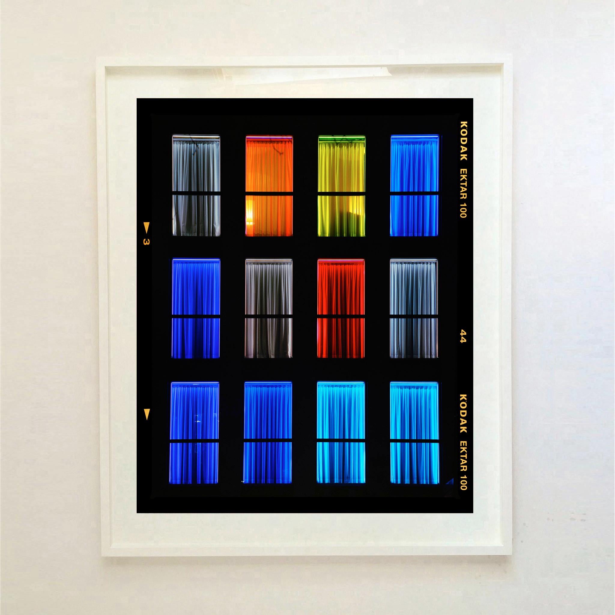 Centric (Neg 3), Milan - Architecture du design italien Photographie multicolore en vente 3