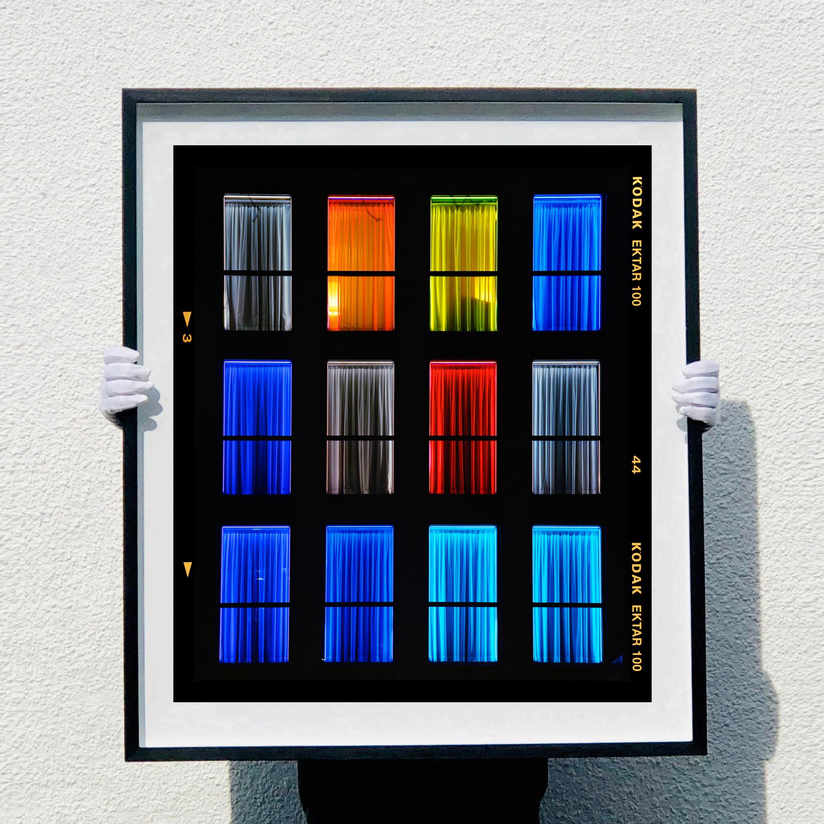 Centric (Neg 3), Milan - Architecture du design italien Photographie multicolore en vente 5