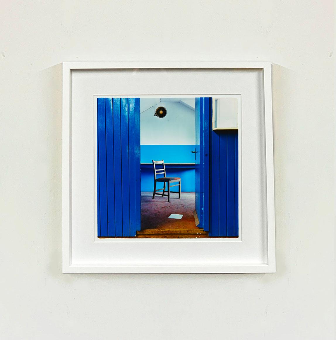 Stuhl, Northwich – britische Vintage-Interieurfotografie im Vintage-Stil (Blau), Interior Print, von Richard Heeps