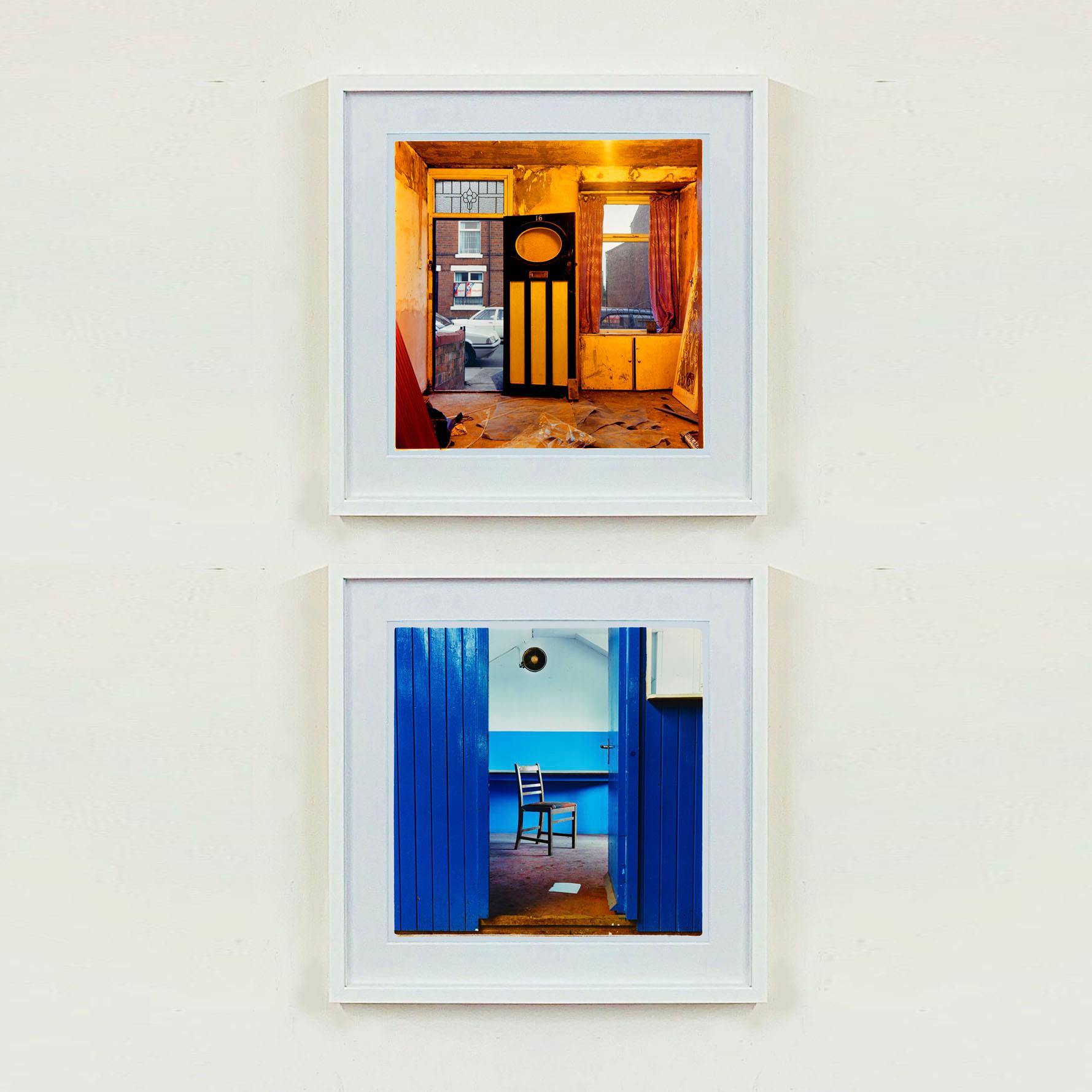 Stuhl, Vintage-Industrie-Interieur-Fotografie aus der Serie Ordinary Places von Richard Heeps. 

Ordinary Places (Gewöhnliche Orte) war Richards erste Farbkollektion, die er zwischen 1986 und 1991 aufnahm und die mit einer Ausstellung in der