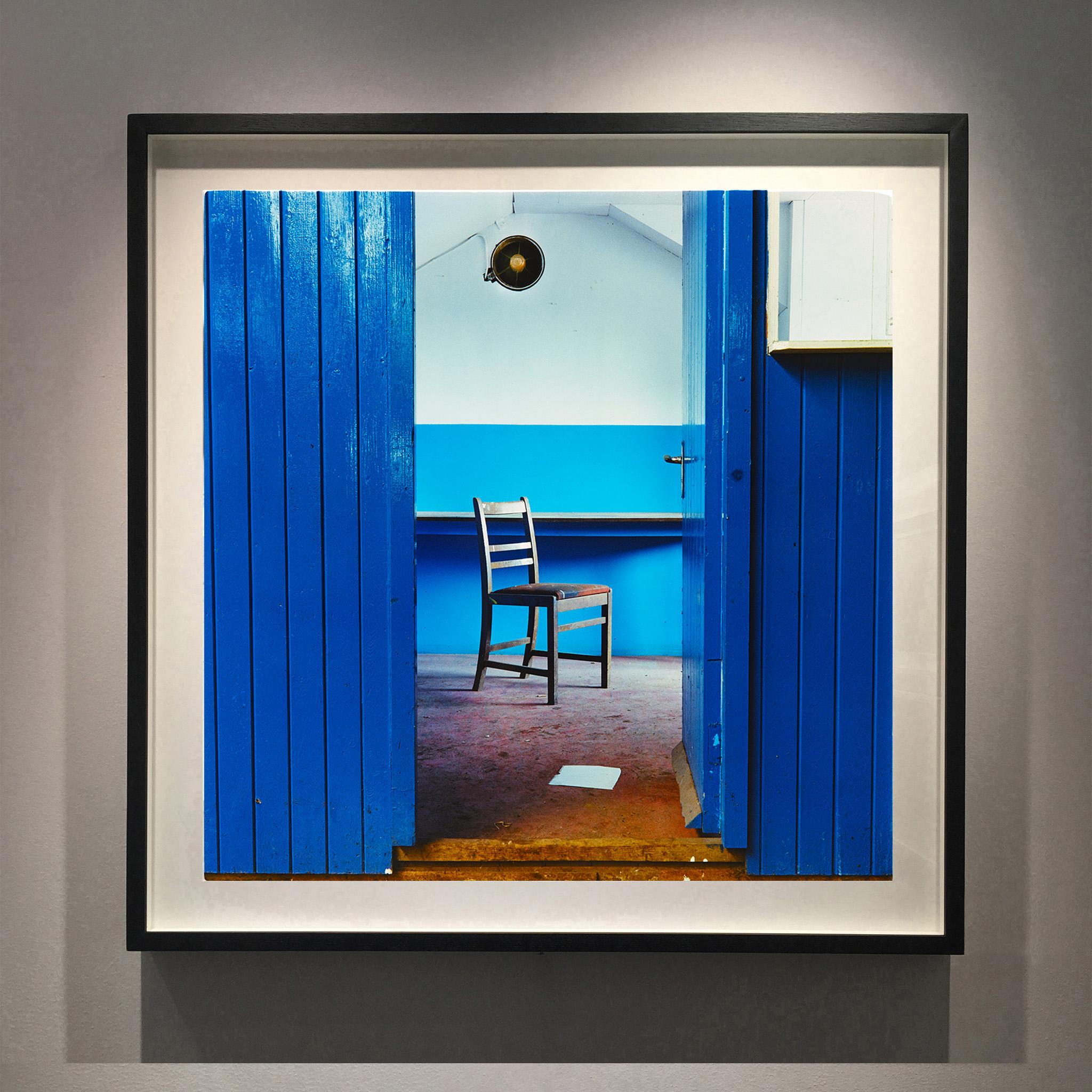 Chaise Northwich - Photographie d'intérieur industrielle vintage en couleur - Bleu Color Photograph par Richard Heeps