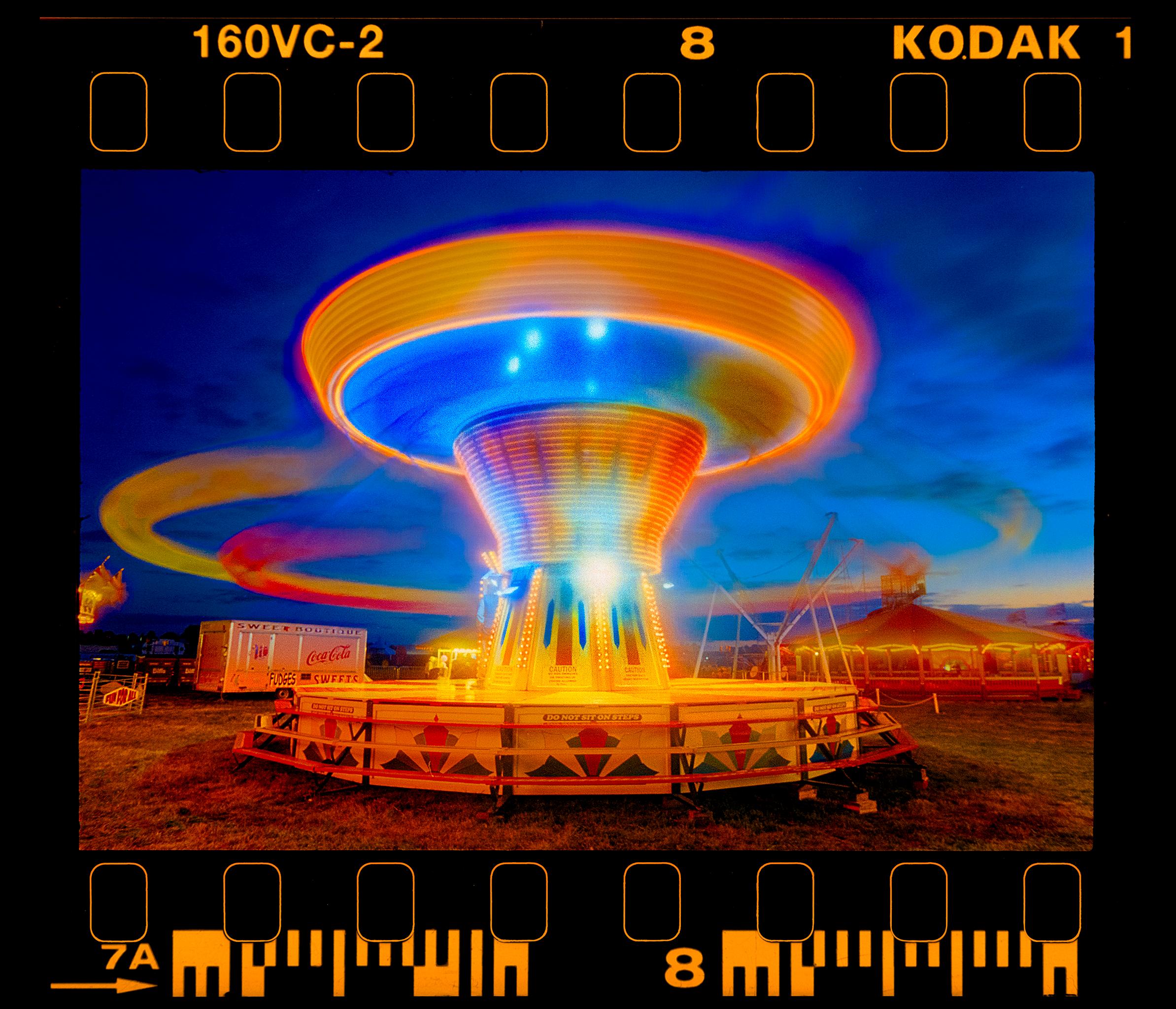 Print de Richard Heeps - Chairoplanes dando vueltas, Cambridgeshire - Fotografía en color de feria de época