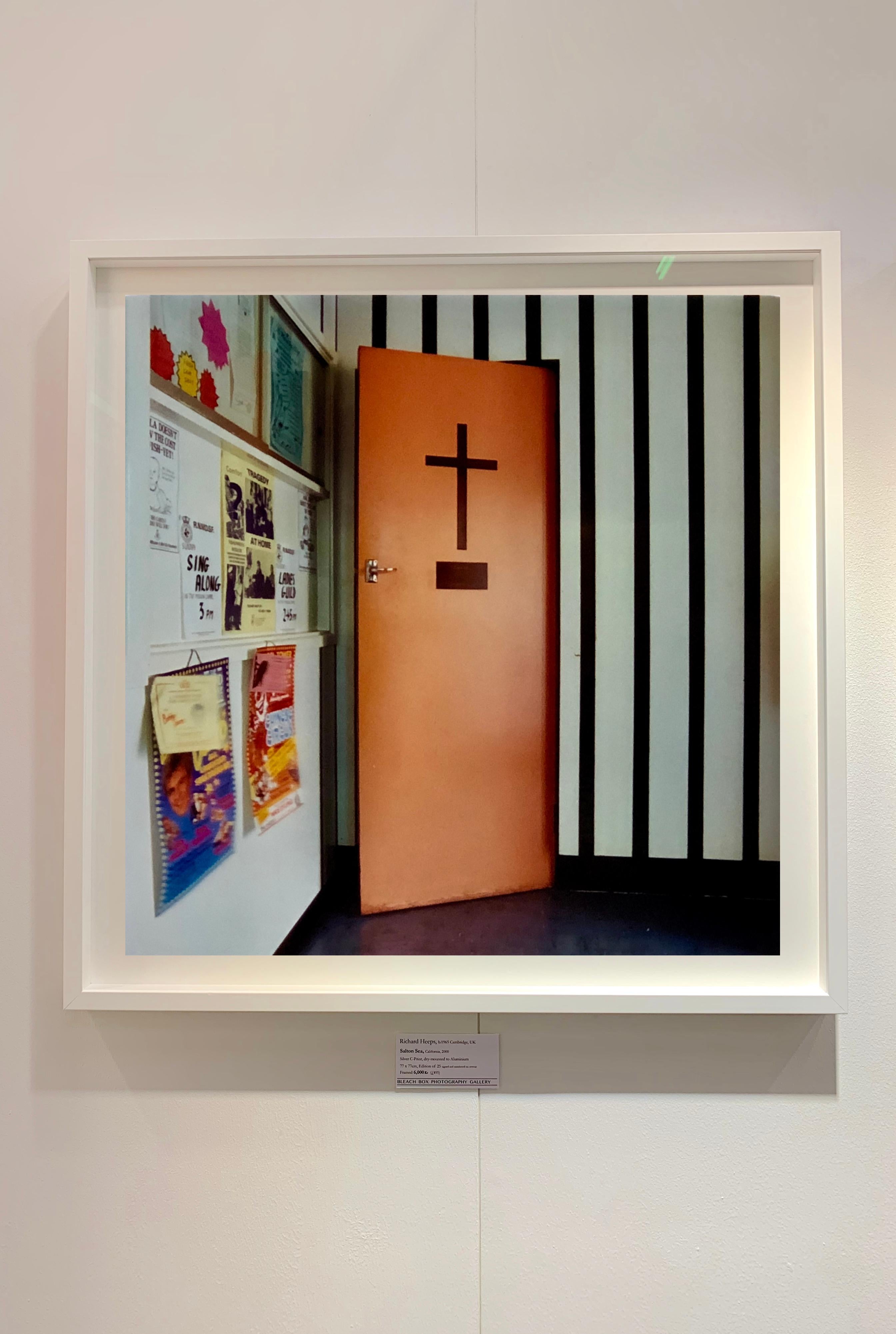 Puerta de la Capilla - Misión del Pescador, Fleetwood - Fotografía Británica de Interiores - Photograph Contemporáneo de Richard Heeps