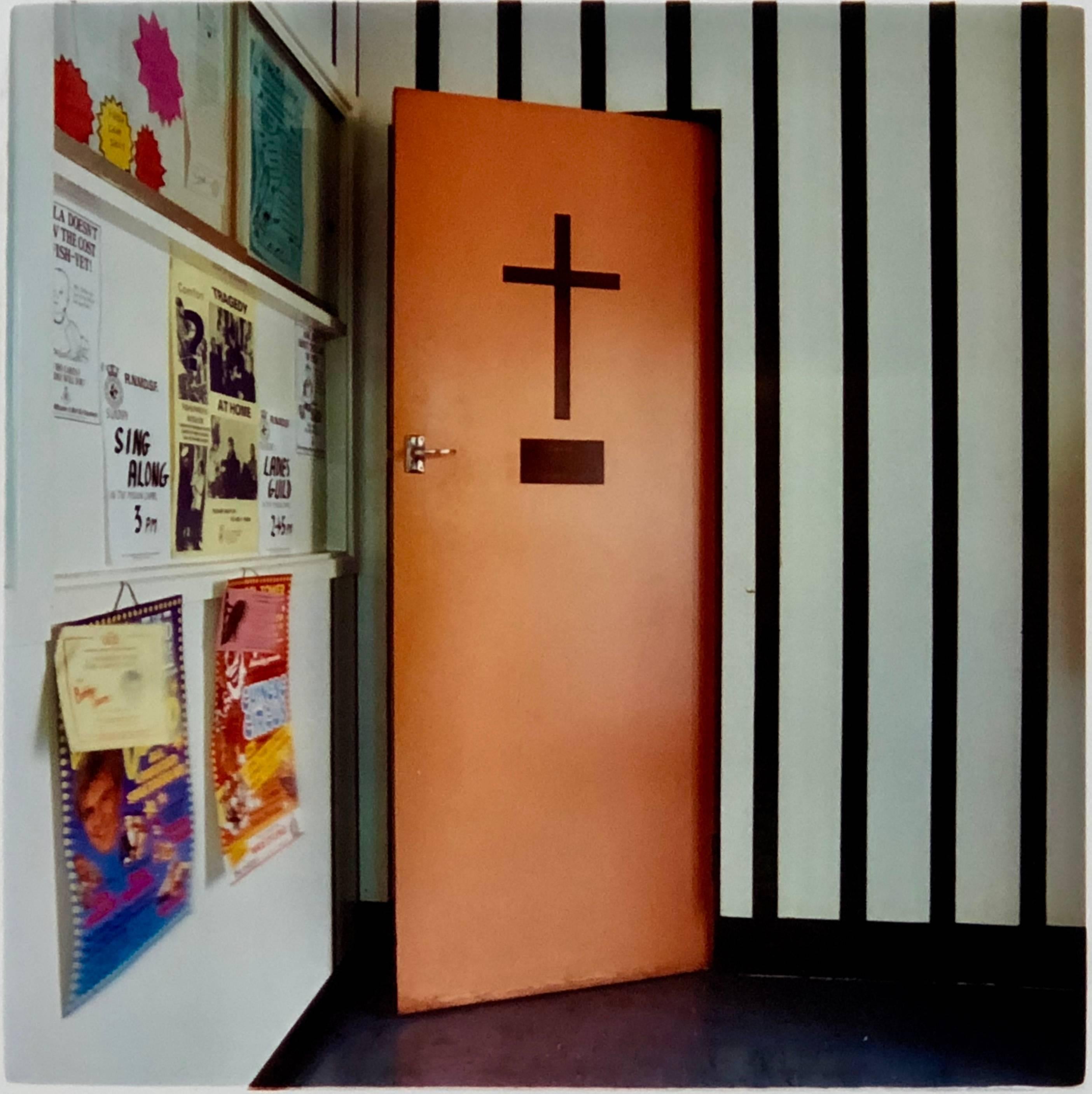 Richard Heeps Color Photograph – Chapel Door - Fischermission, Fleetwood - Britische Innenarchitektur