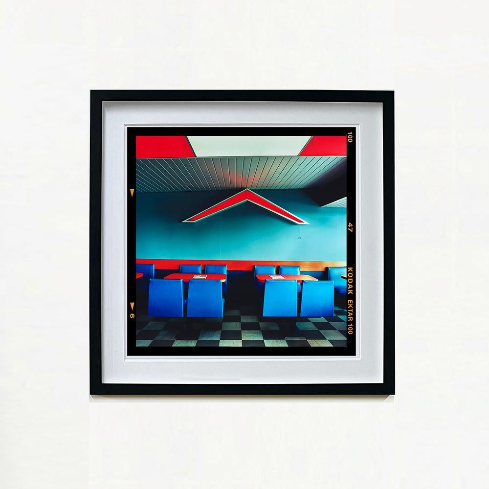 Chevron - Vintage Wimpy, Norfolk - Fotografía Vintage Británica de Interiores en Color - Photograph de Richard Heeps