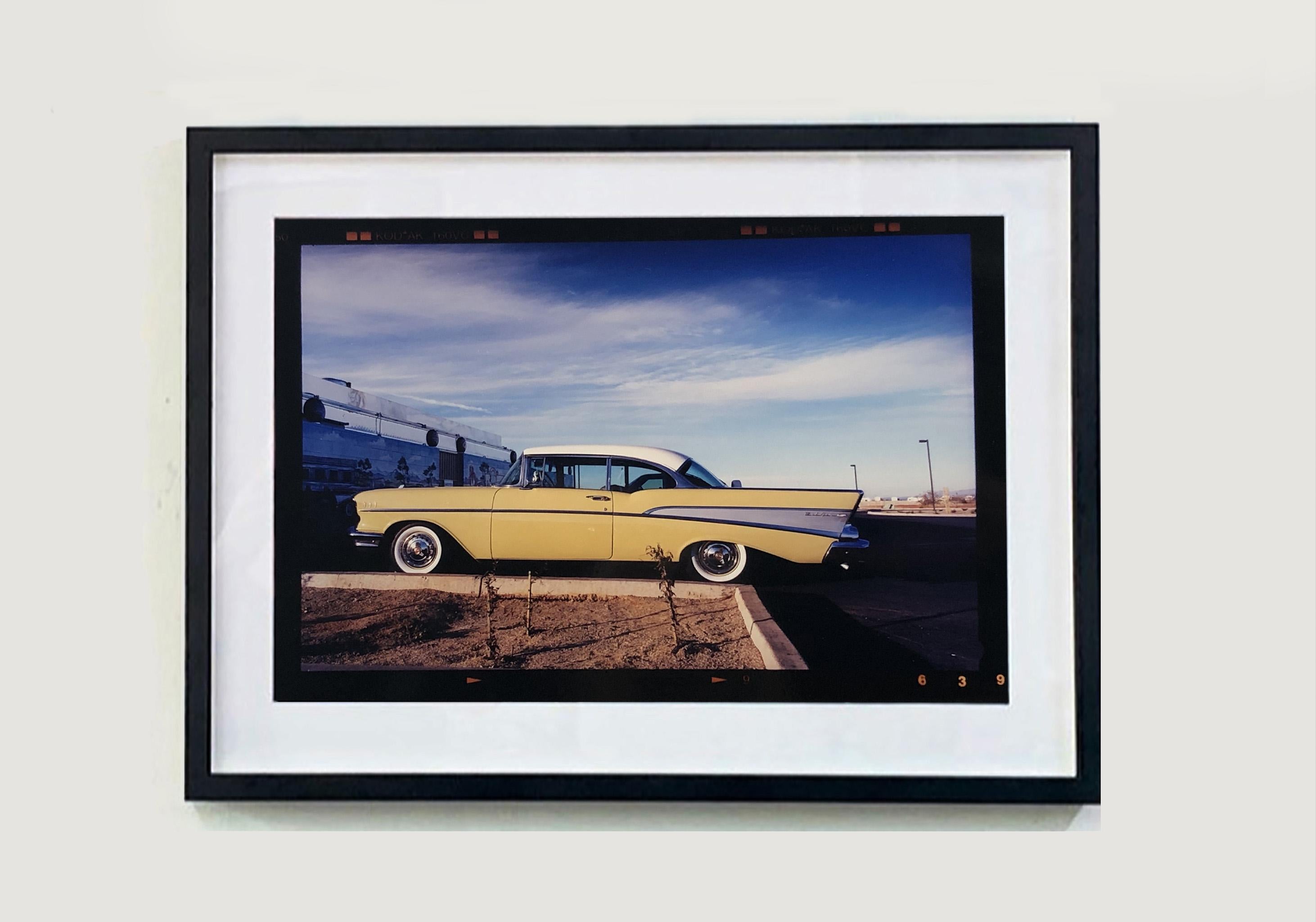 Chevy at the Diner, Bisbee, Arizona – amerikanische Farbfotografie – Photograph von Richard Heeps