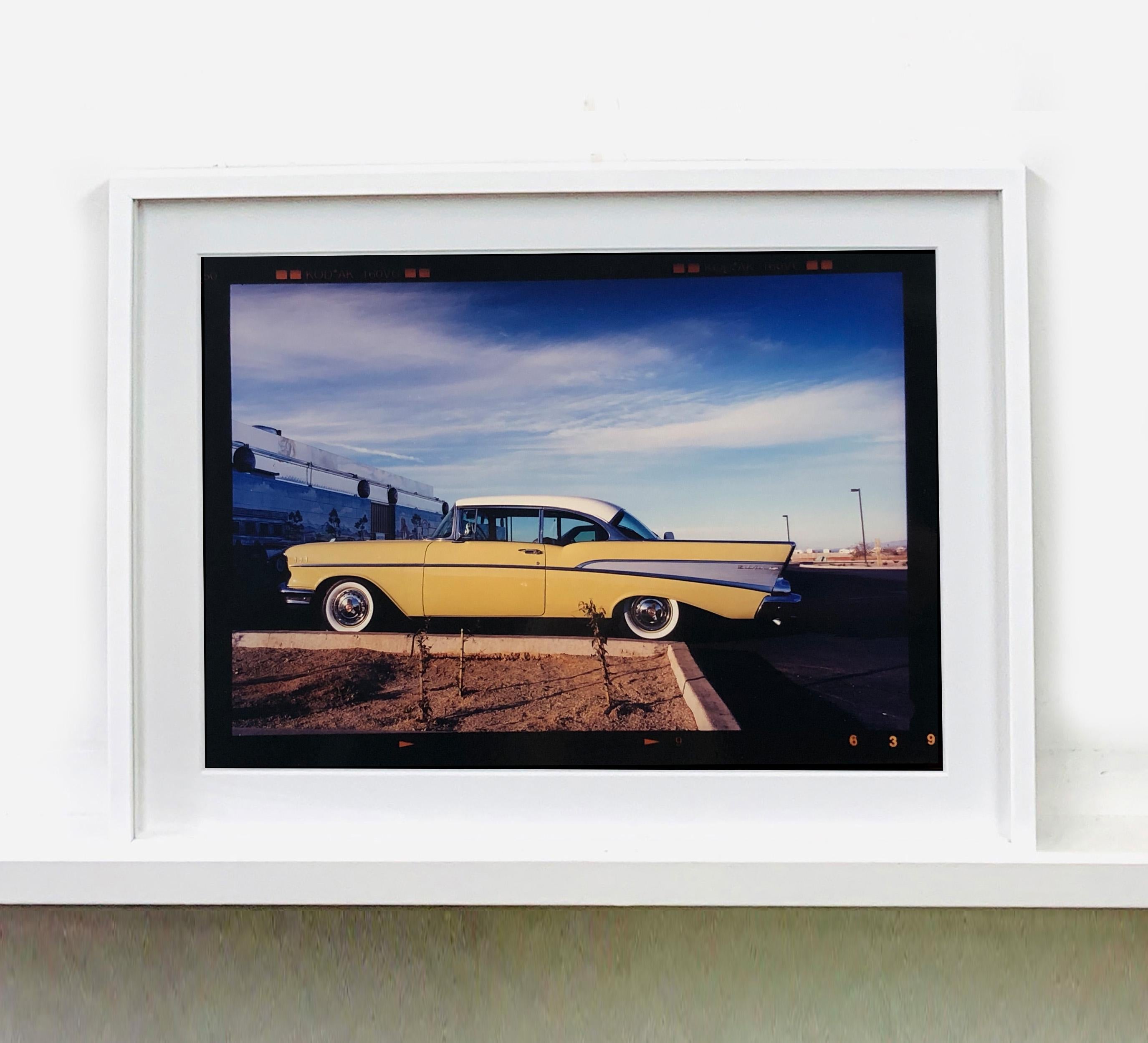 Chevy at the Diner, Bisbee, Arizona – amerikanische Farbfotografie (Zeitgenössisch), Photograph, von Richard Heeps