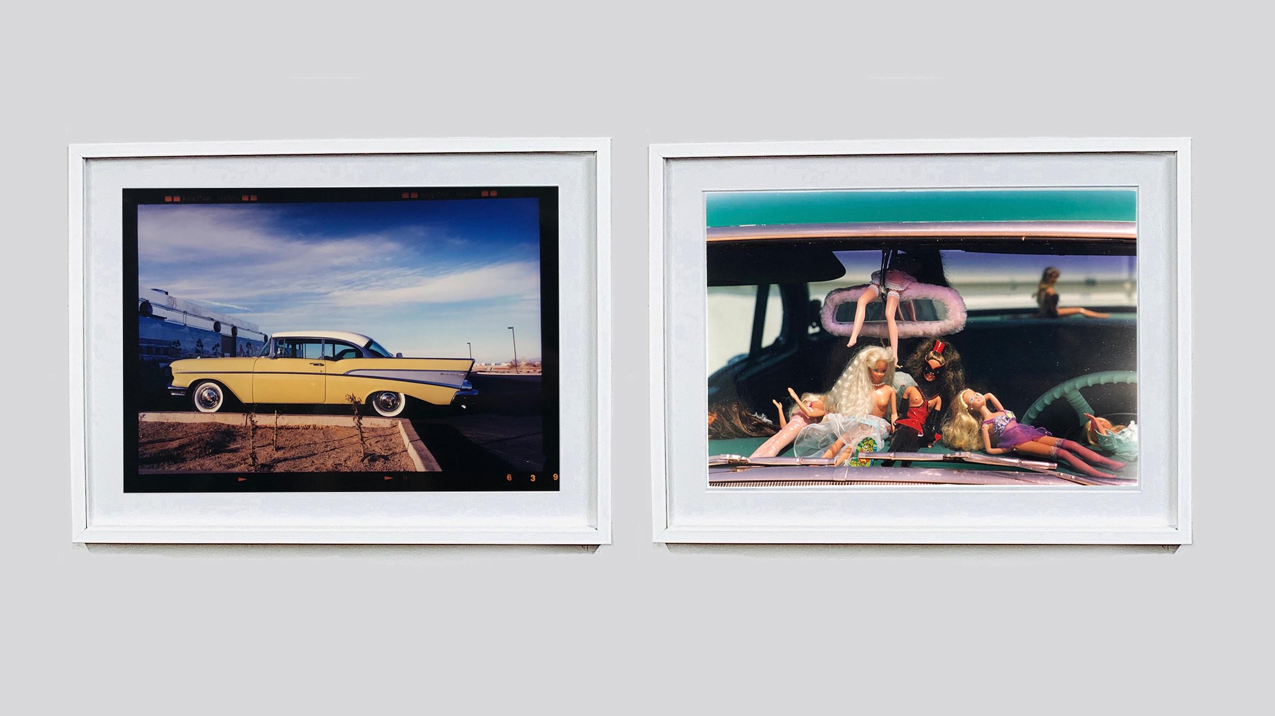 Chevy at the Diner, Bisbee, Arizona – amerikanische Farbfotografie (Schwarz), Landscape Photograph, von Richard Heeps