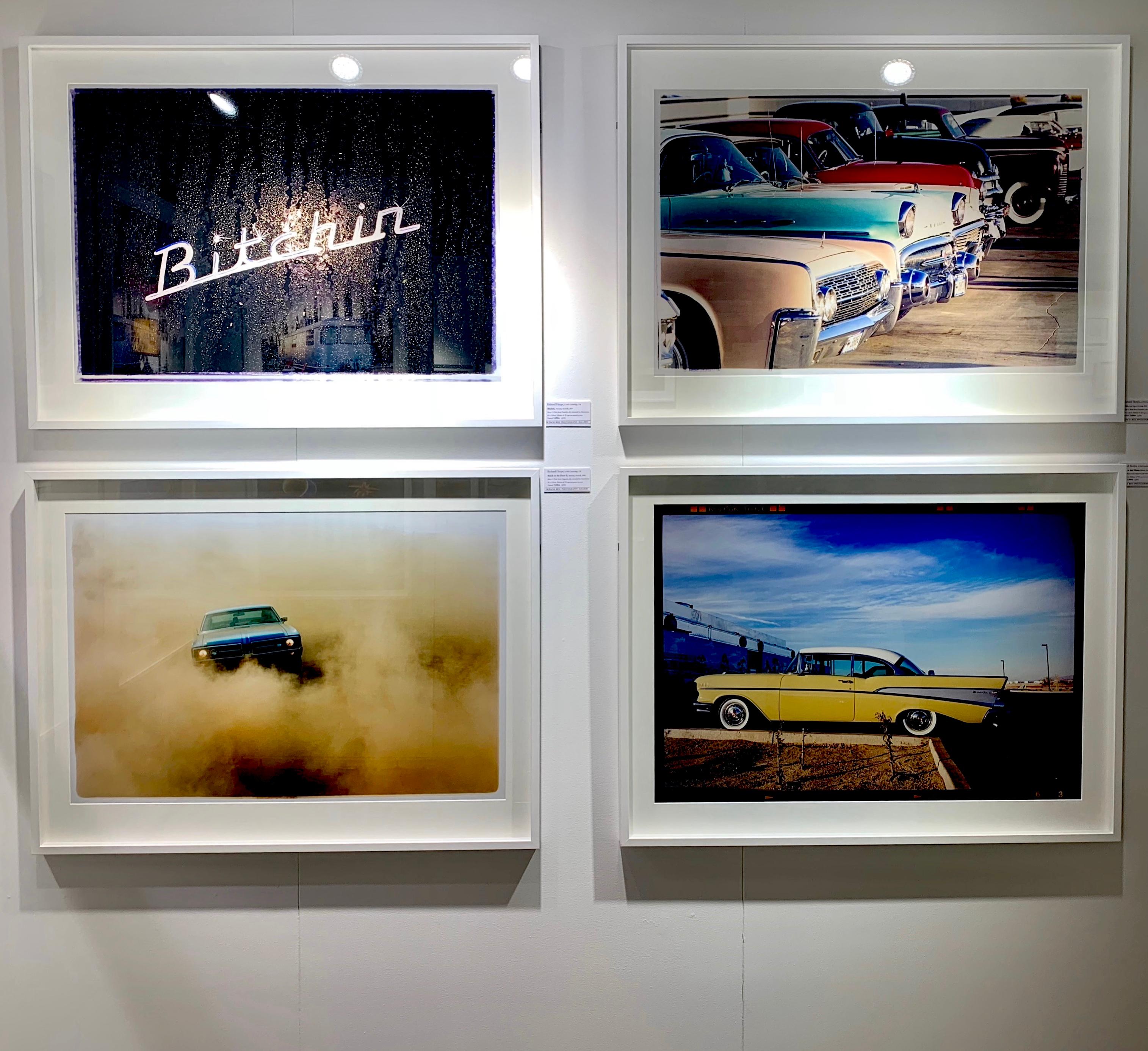 Chevy at the Diner, Bisbee, Arizona (Schwarz), Color Photograph, von Richard Heeps