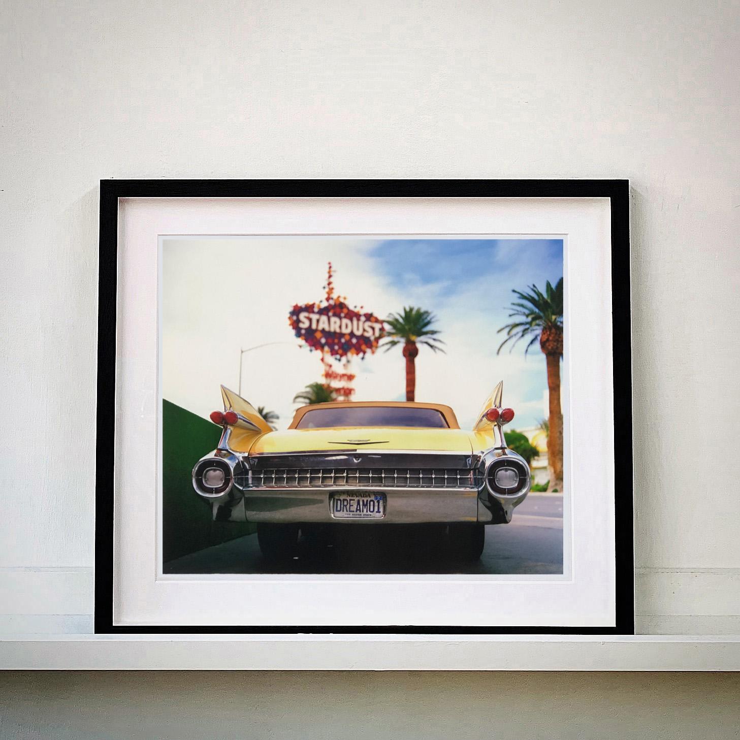 Vintage Las Vegas, ensemble de trois œuvres encadrées de la série Dream in Colour de Richard Heeps. On y voit une Cadillac jaune classique sur le Strip de Las Vegas et des icônes architecturales, l'enseigne Googie Stardust Casino, le restaurant
